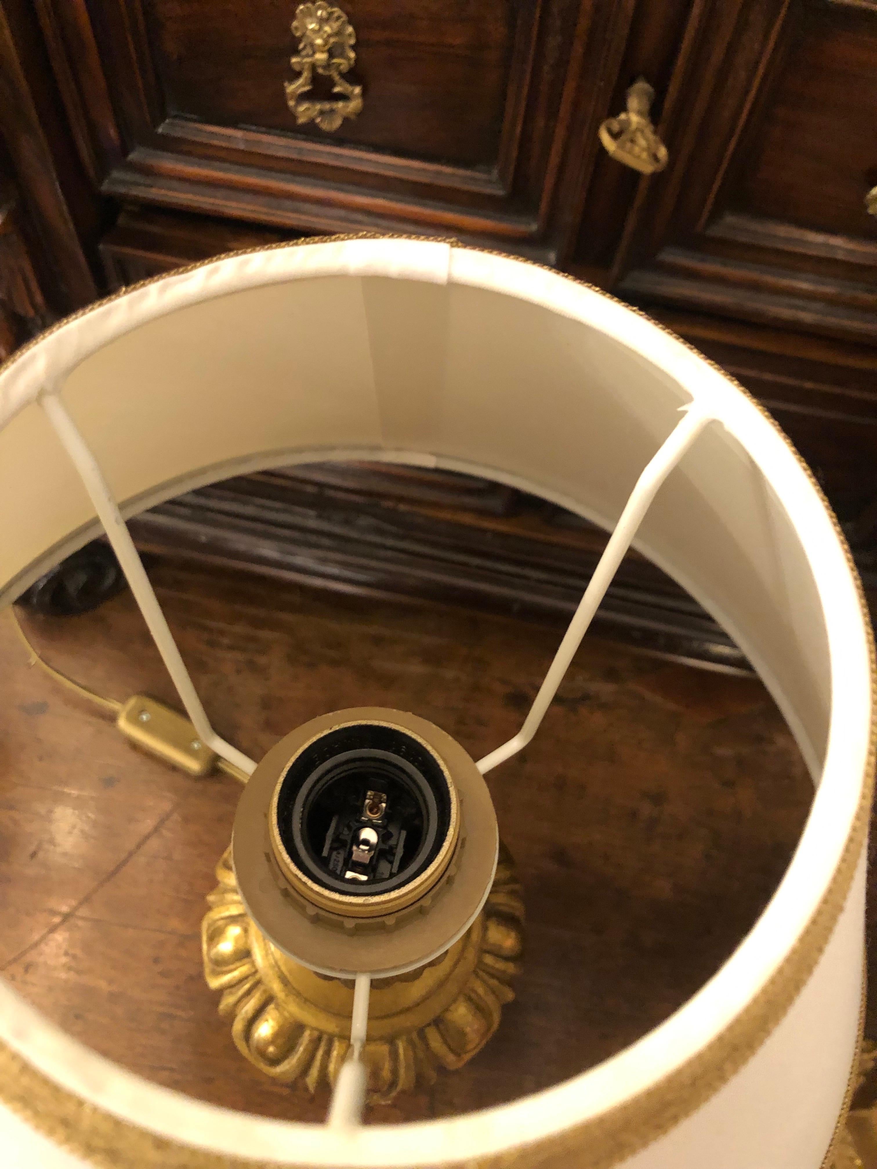 Pareja de lámparas imperio italianas doradas del siglo XIX en madera tallada en venta 4