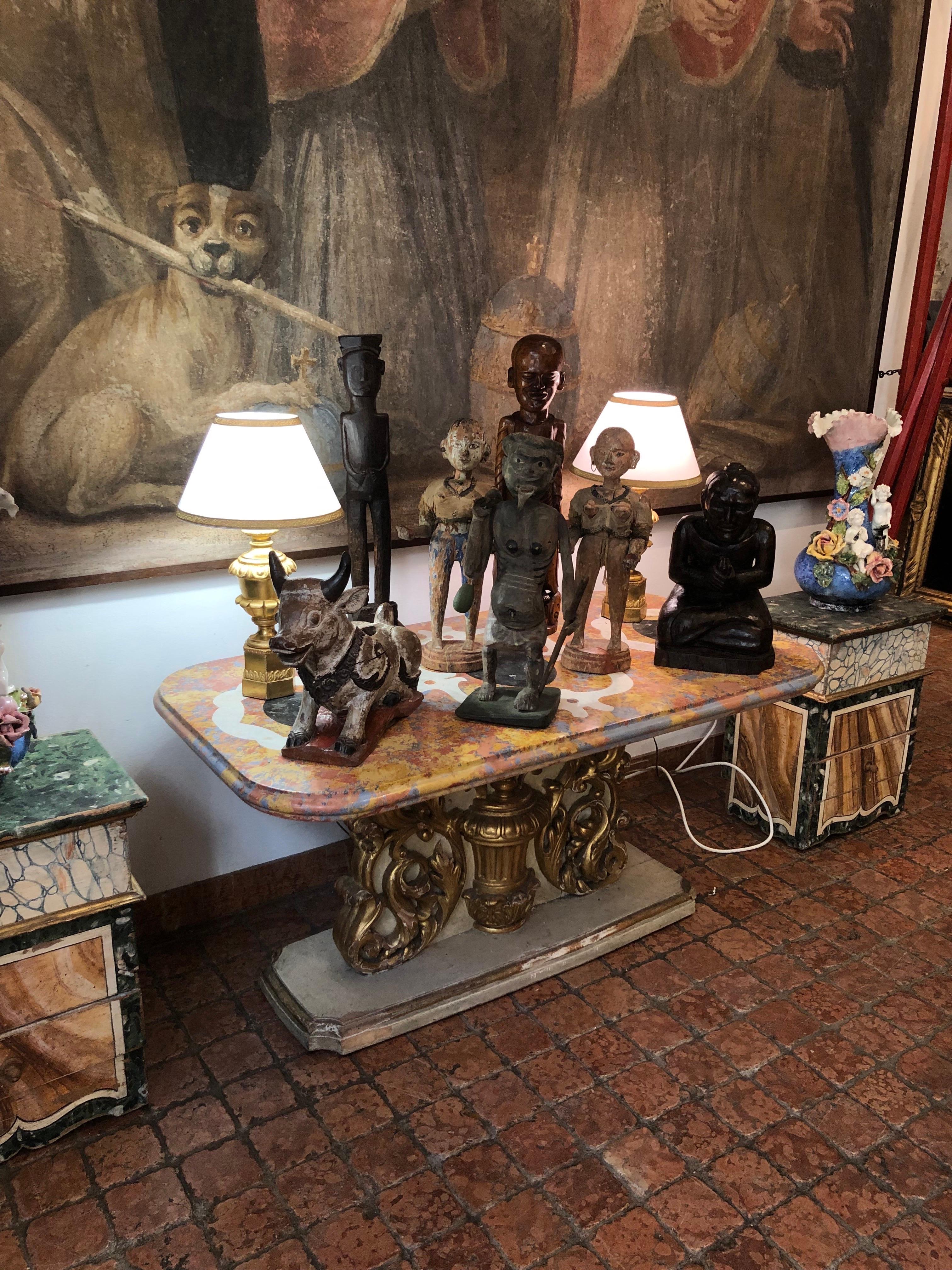 Pareja de lámparas imperio italianas doradas del siglo XIX en madera tallada en venta 9