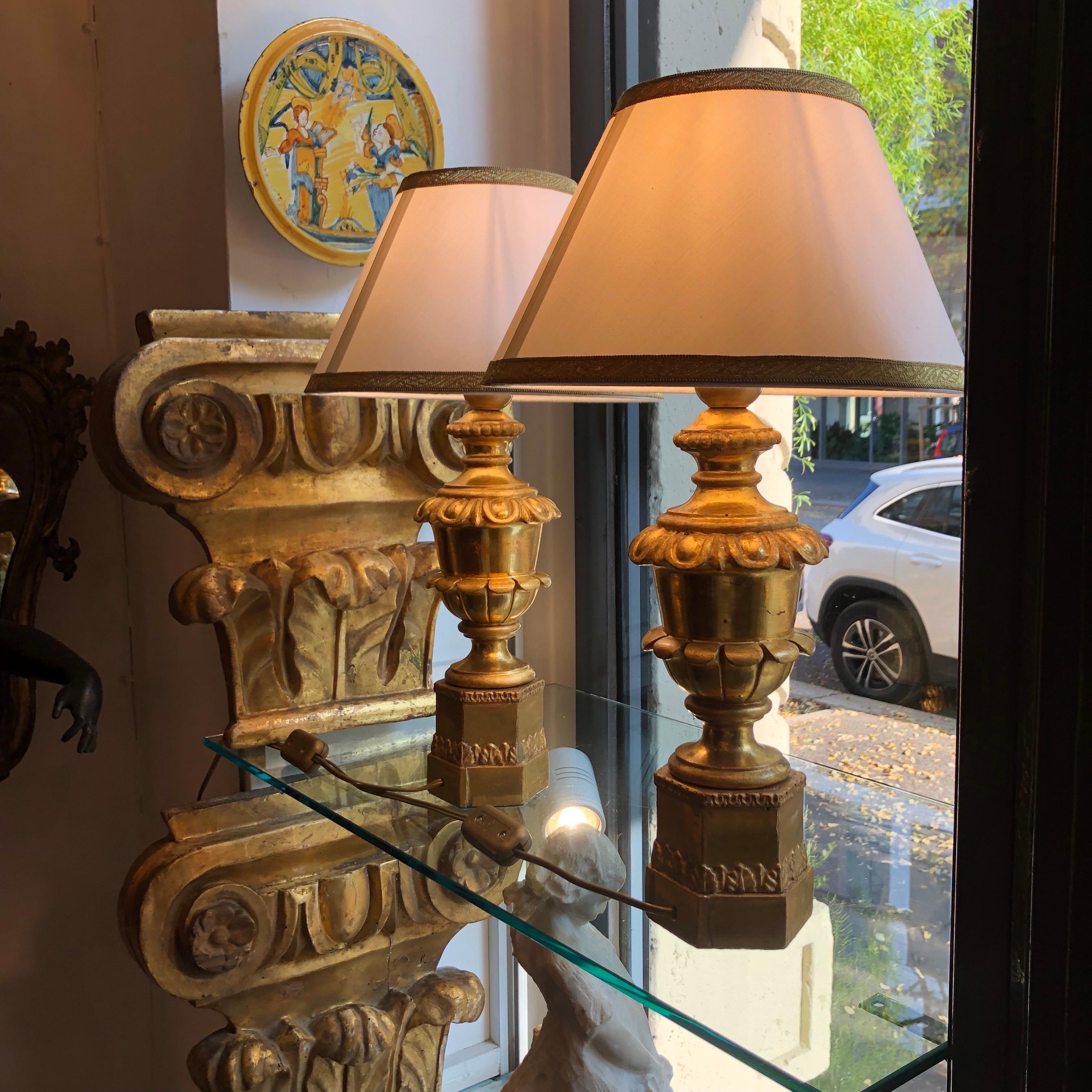 Pareja de lámparas imperio italianas doradas del siglo XIX en madera tallada en venta 8