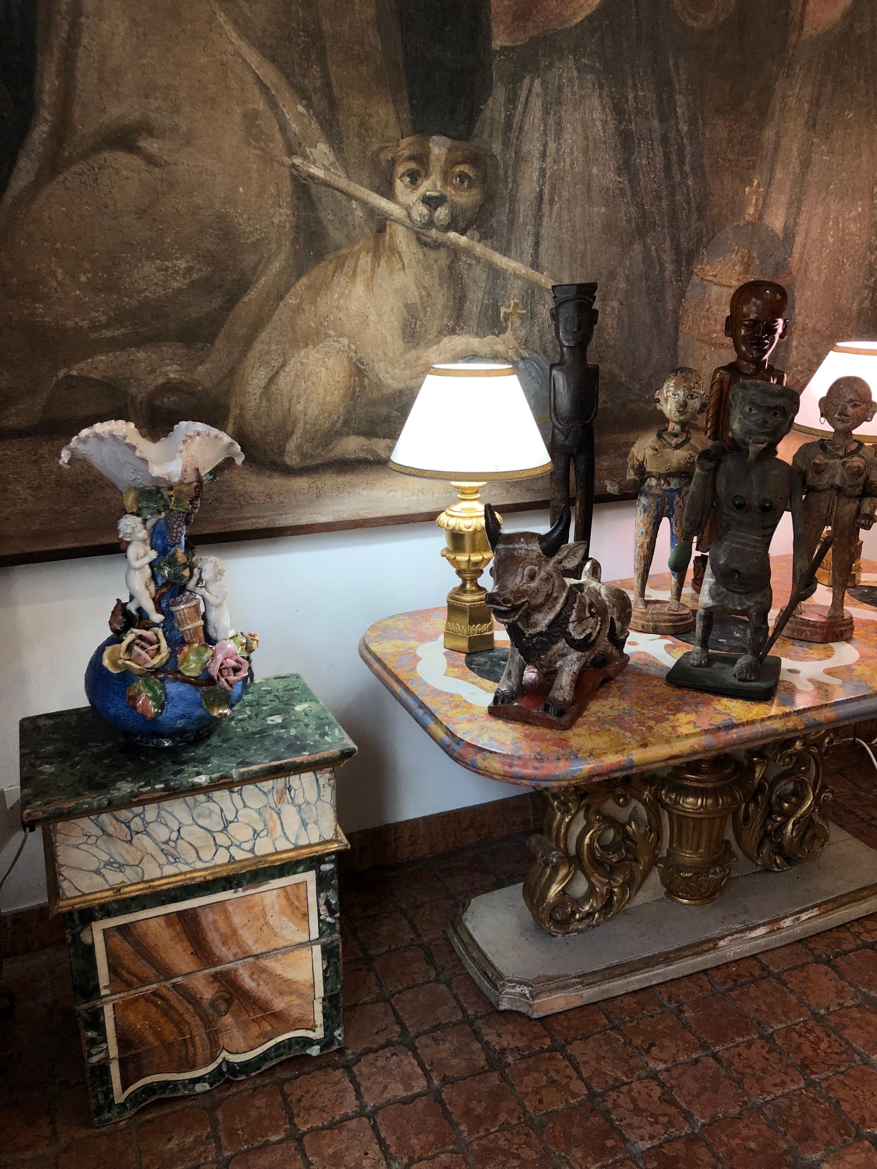 Pareja de lámparas imperio italianas doradas del siglo XIX en madera tallada en venta 10