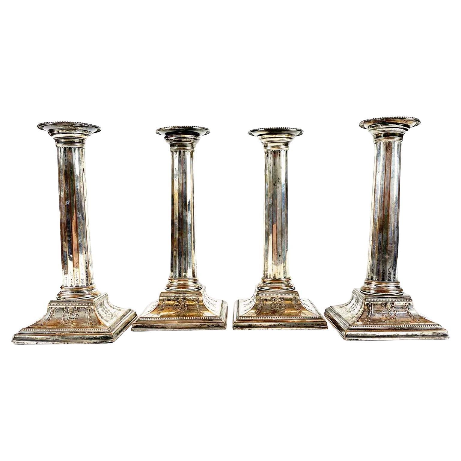 Set di quattro portacandele in stile neoclassico italiano 1900 circa