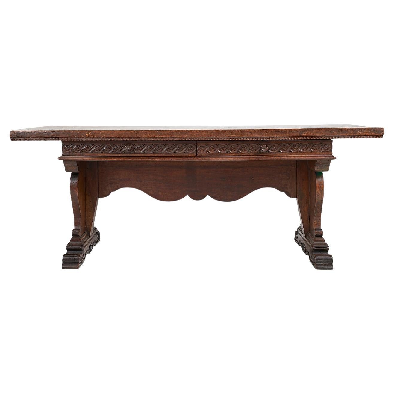 Table de bureau italienne en noyer avec tiroirs Renaissance Revival 19ème siècle en vente