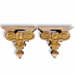 Étagères baroques italiennes en bois sculpté à la main et doré, XVIIe siècle, paire