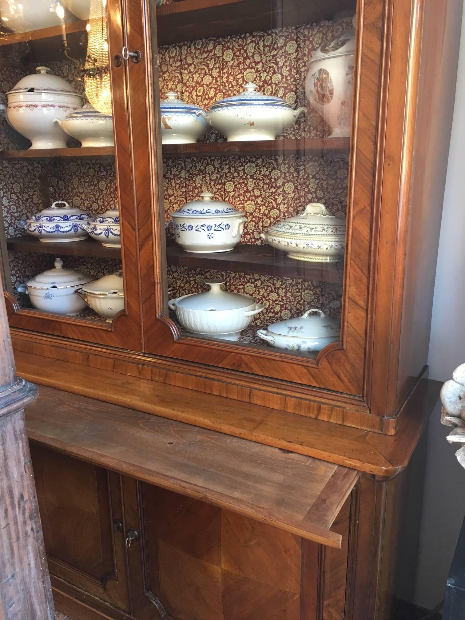 This stunning walnut bookcase on cupboard dates back to mid-19th century, it is a two-part cabinet of Northern Italian, Lombard origin.
It comes from a private residence in Milan and it is in good age related condition.
It has a molded cornice