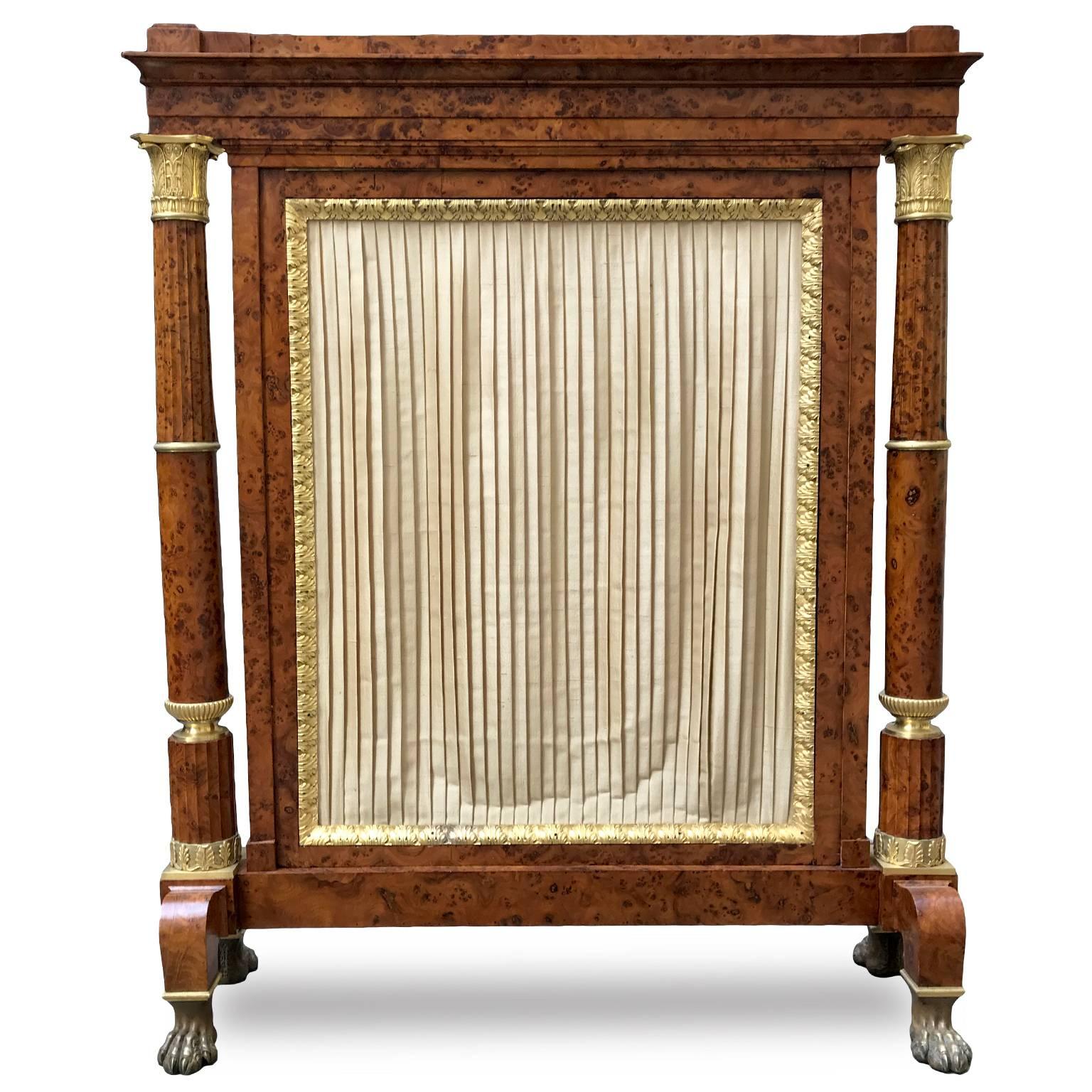 French Empire Burl Thuya Wood Fireplace Screen with Gilt Bronze Mounts 1810 In Excellent Condition In Milan, IT
