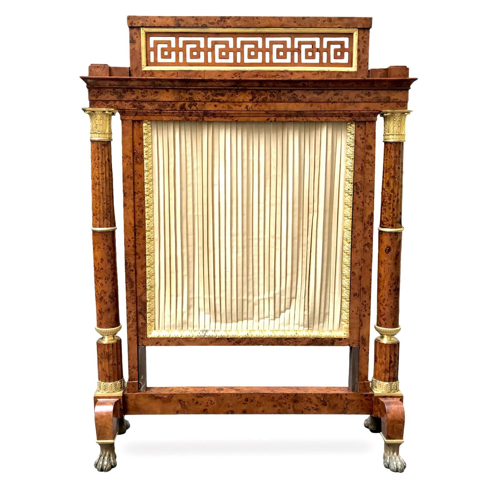 An elegant French Empire solid and veneered burl thuya wood fireplace screen, a high-quality écran à coulisse with gilt bronze mounts circa 1810 and coming from a luxury Italian villa at Como lake. Excellent condition.

The screen panel, in pleated