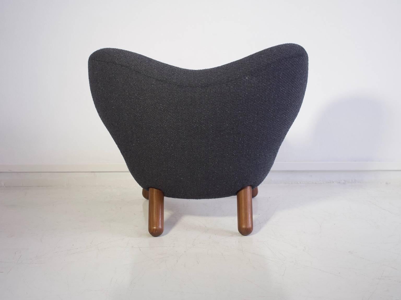 Finn Juhl Pelikan Lounge Chair with Grey Upholstery and Round Walnut Legs In Excellent Condition In Madrid, ES