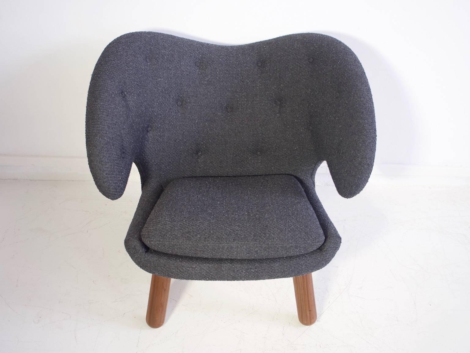 Finn Juhl Pelikan Lounge Chair with Grey Upholstery and Round Walnut Legs 1