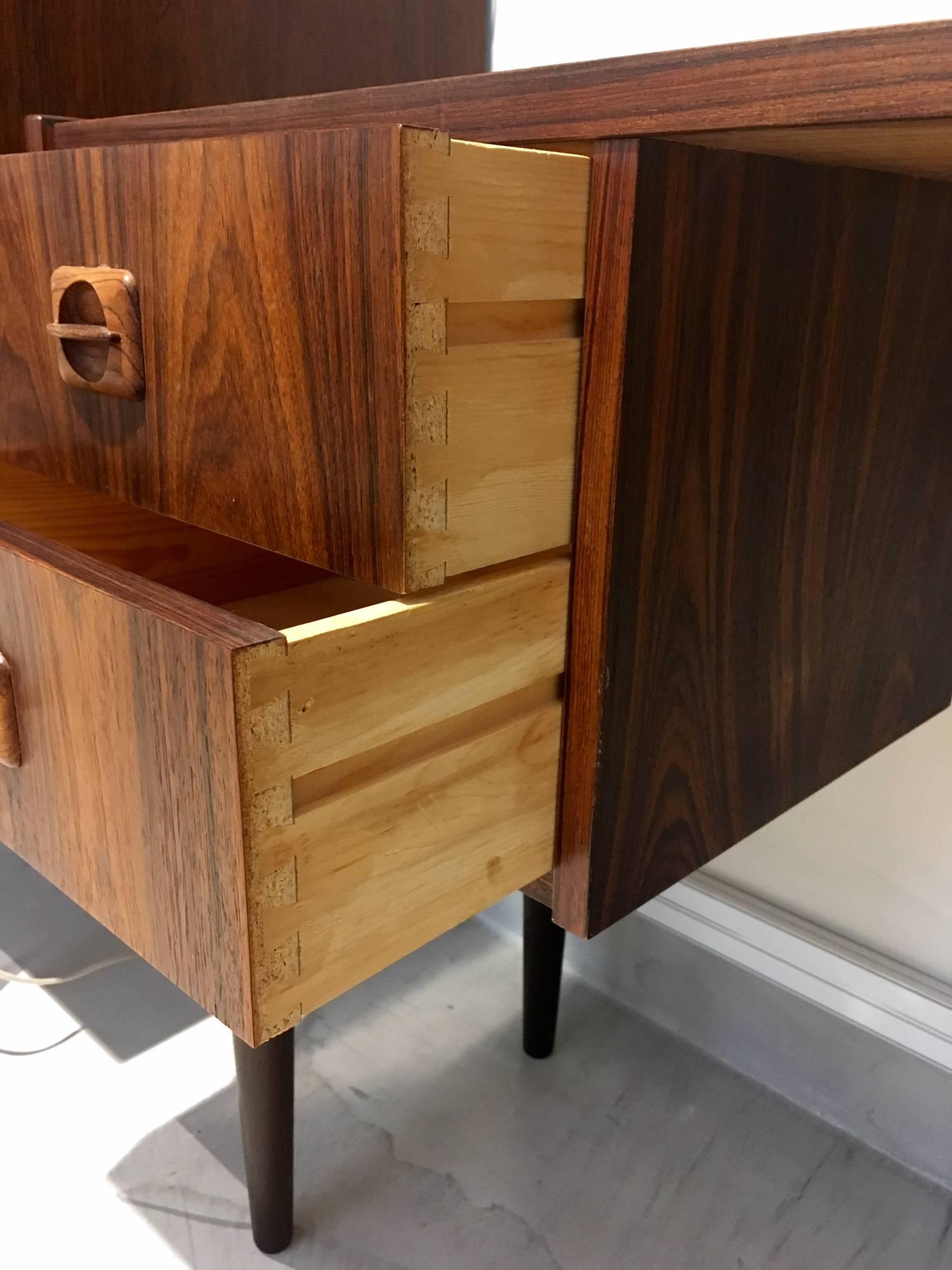 Mid-Century Danish Rosewood Vanity Table with Mirror In Good Condition In Madrid, ES