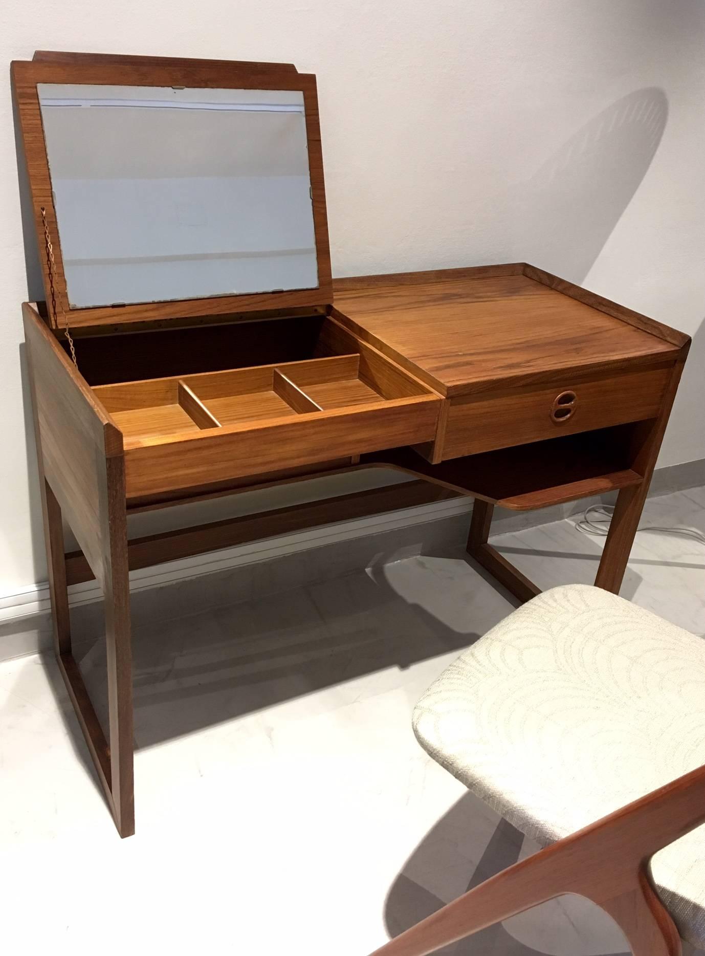 Danish Mid-Century Teak Desk/Vanity Table In Good Condition In Madrid, ES