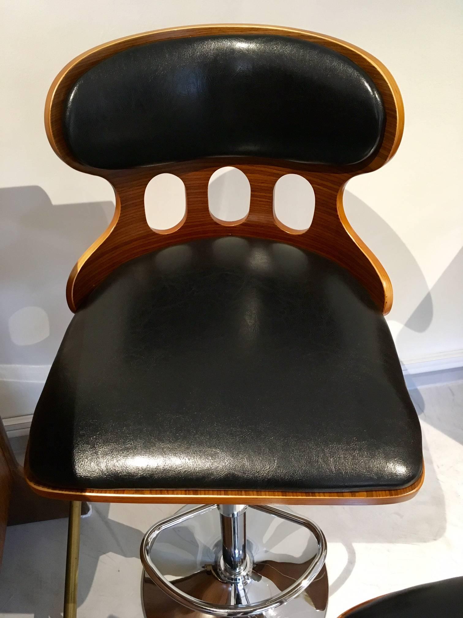 Veneer Pair of Contemporary Bar or Kitchen Stools with Black Seat Upholstery