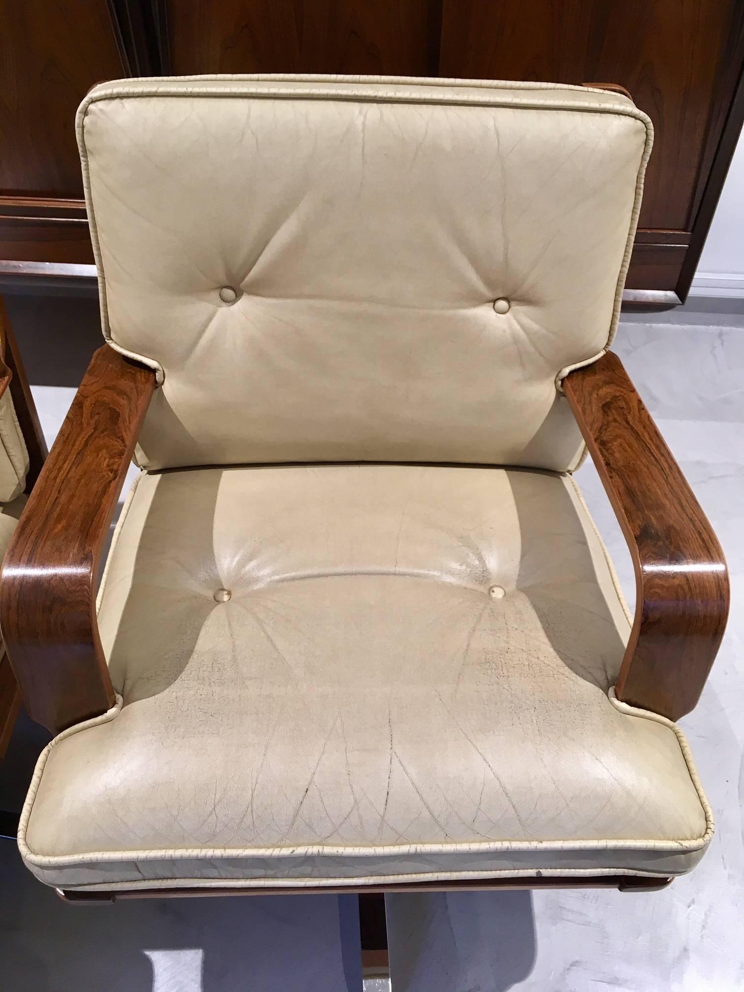Mid-Century Modern Pair of Cream-Colored Leather Swivel Armchairs with Wooden Frame