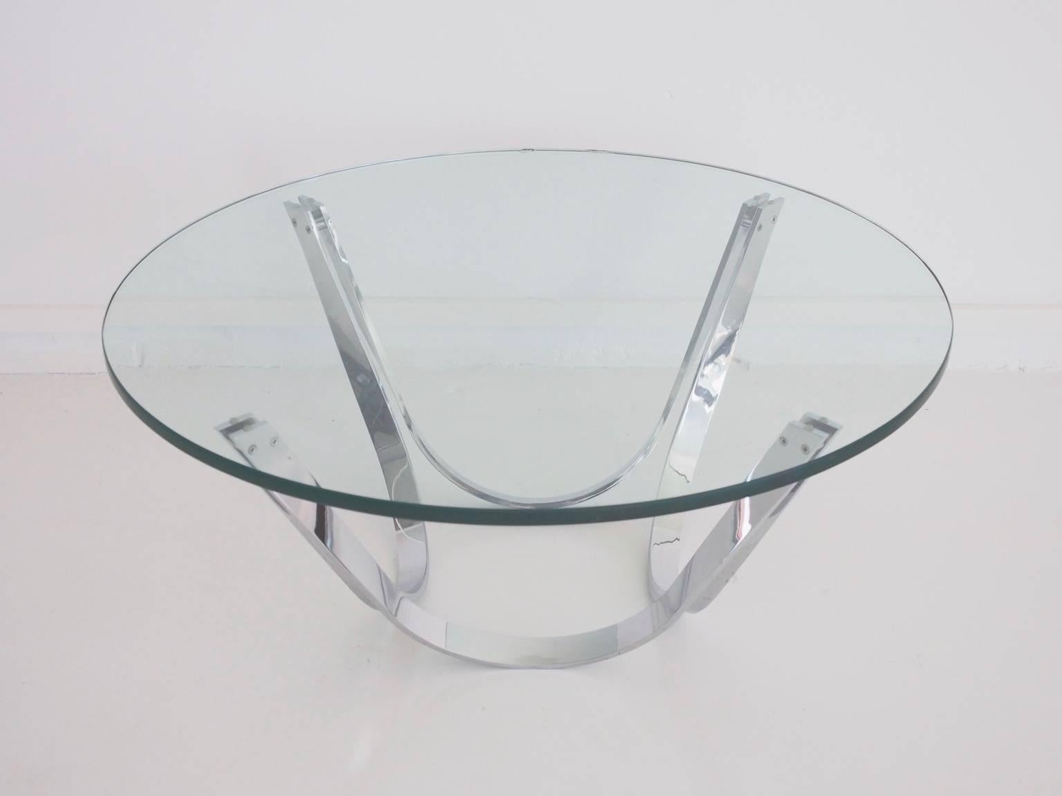 Round coffee table from the 1970s. Produced by Tri-Mark Designs, USA. Chromed flattened steel frame and loose 2 cm thick crystal tabletop.