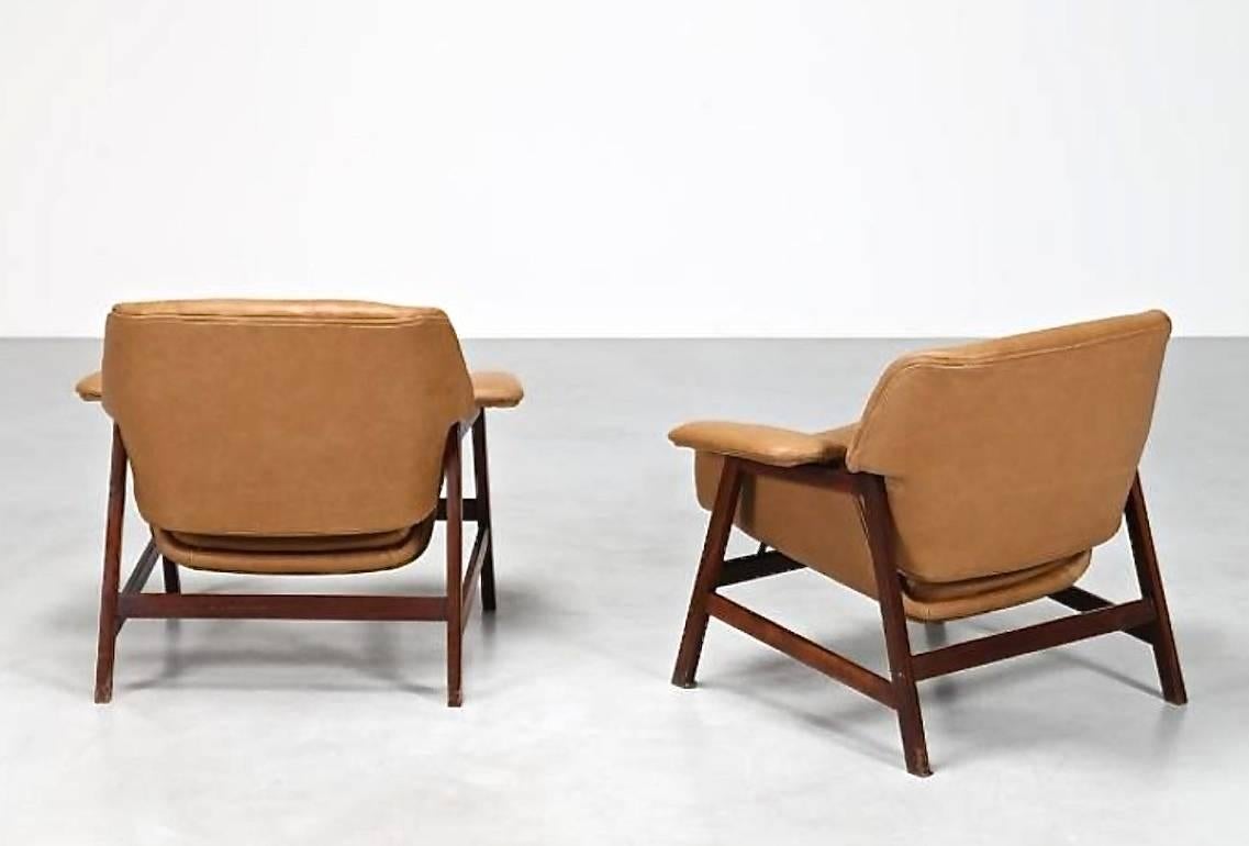 Pair of armchairs in rosewood and leather by Gianfranco Frattini (1926-2004), model 849. Manufactured in Italy by Cassina in the 1950s.

About the designer: G. Frattini was an Italian architect and designer. He is a member of the generation that