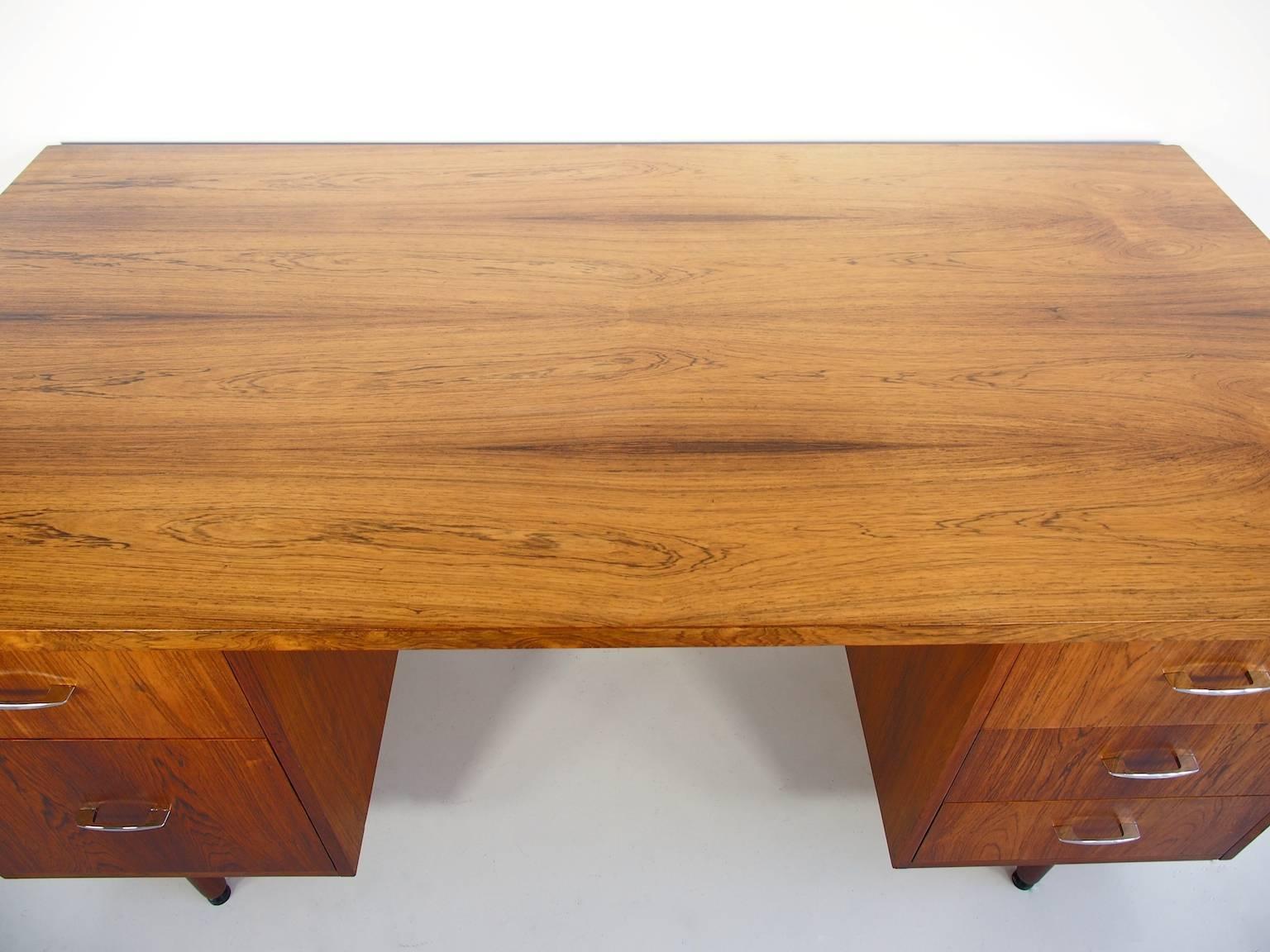 Danish Mid-Century Rosewood Writing Desk with Five Drawers In Good Condition In Madrid, ES