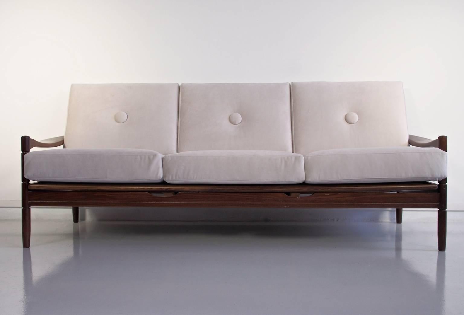 Three-seat sofa in the style of Grete Jalk. The seat can be pulled out slightly to use as a daybed. Recently renewed off-white fabric upholstered seats and back cushions. Dark wood frame.
Dimensions: Width 212 cm, height 70 cm (height with cushions