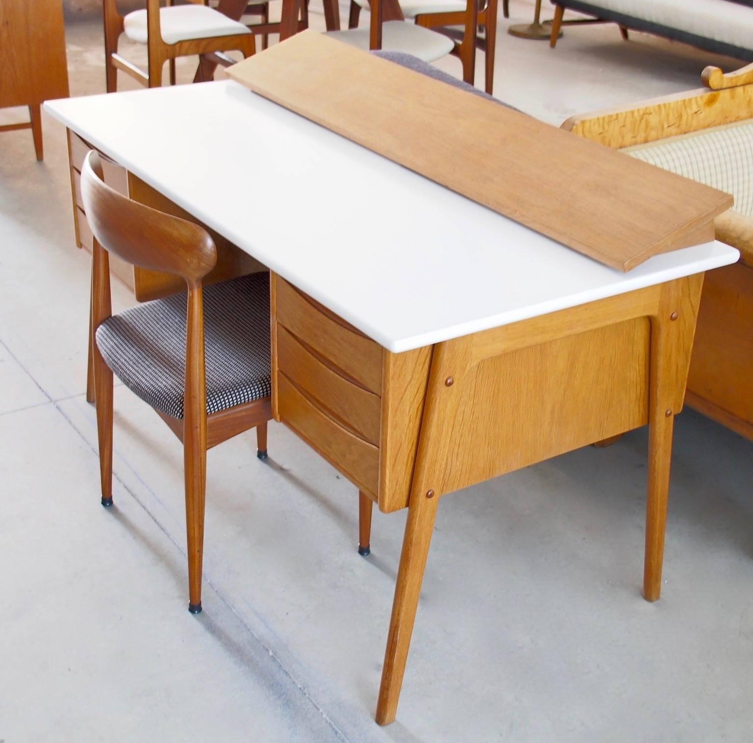 Mid-20th Century Modern Oak Writing Desk with White Tabletop In Excellent Condition In Madrid, ES