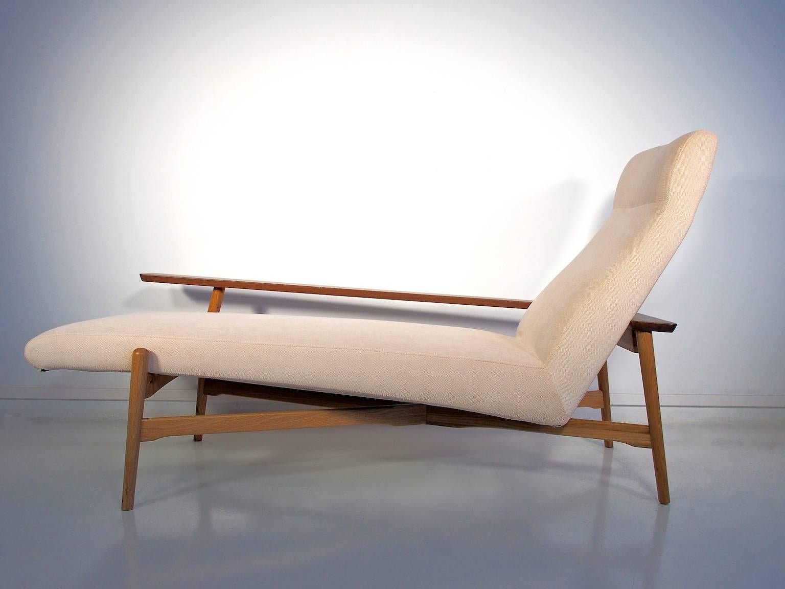 Tateishi Shoiji chaise longue with oak and walnut cross-legged base. Pale fabric upholstery. Design from circa 1950s, produced in Finland in the 2000s. Excellent condition.