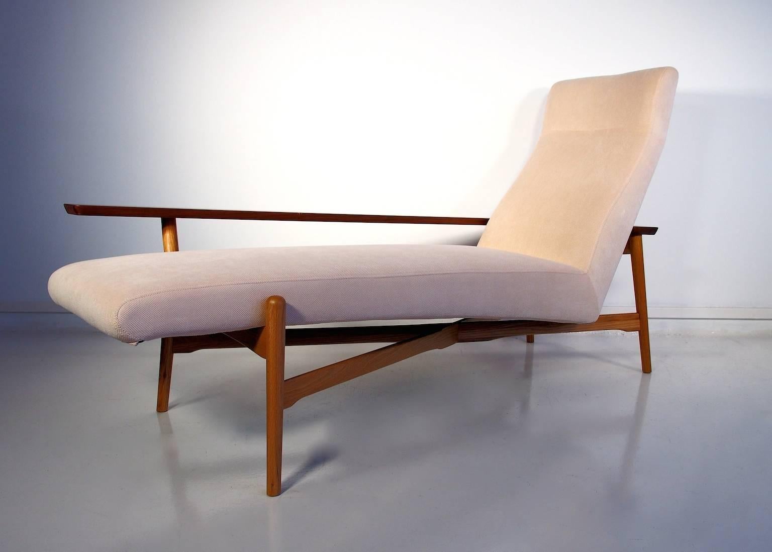 Tateishi Shoiji Oak and Walnut Chaise Longue with Cream-Colored Upholstery In Excellent Condition In Madrid, ES