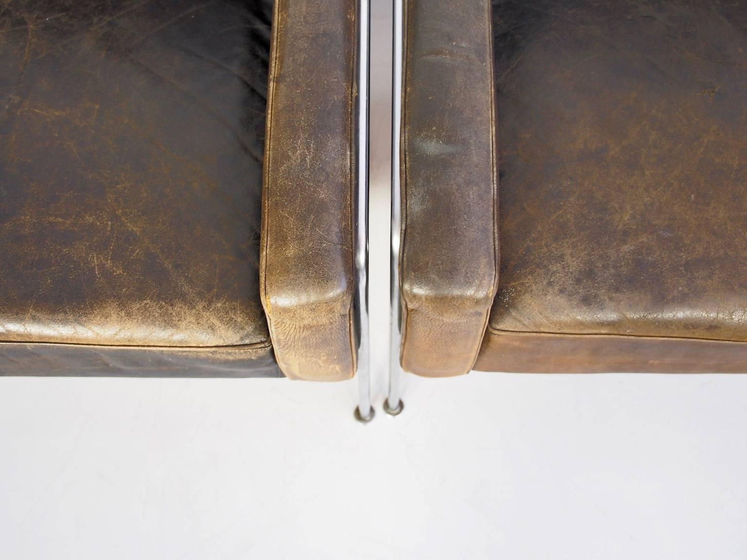 Pair of Vintage Model 3300 Lounge Chairs by Arne Jacobsen for Fritz Hansen In Distressed Condition In Madrid, ES