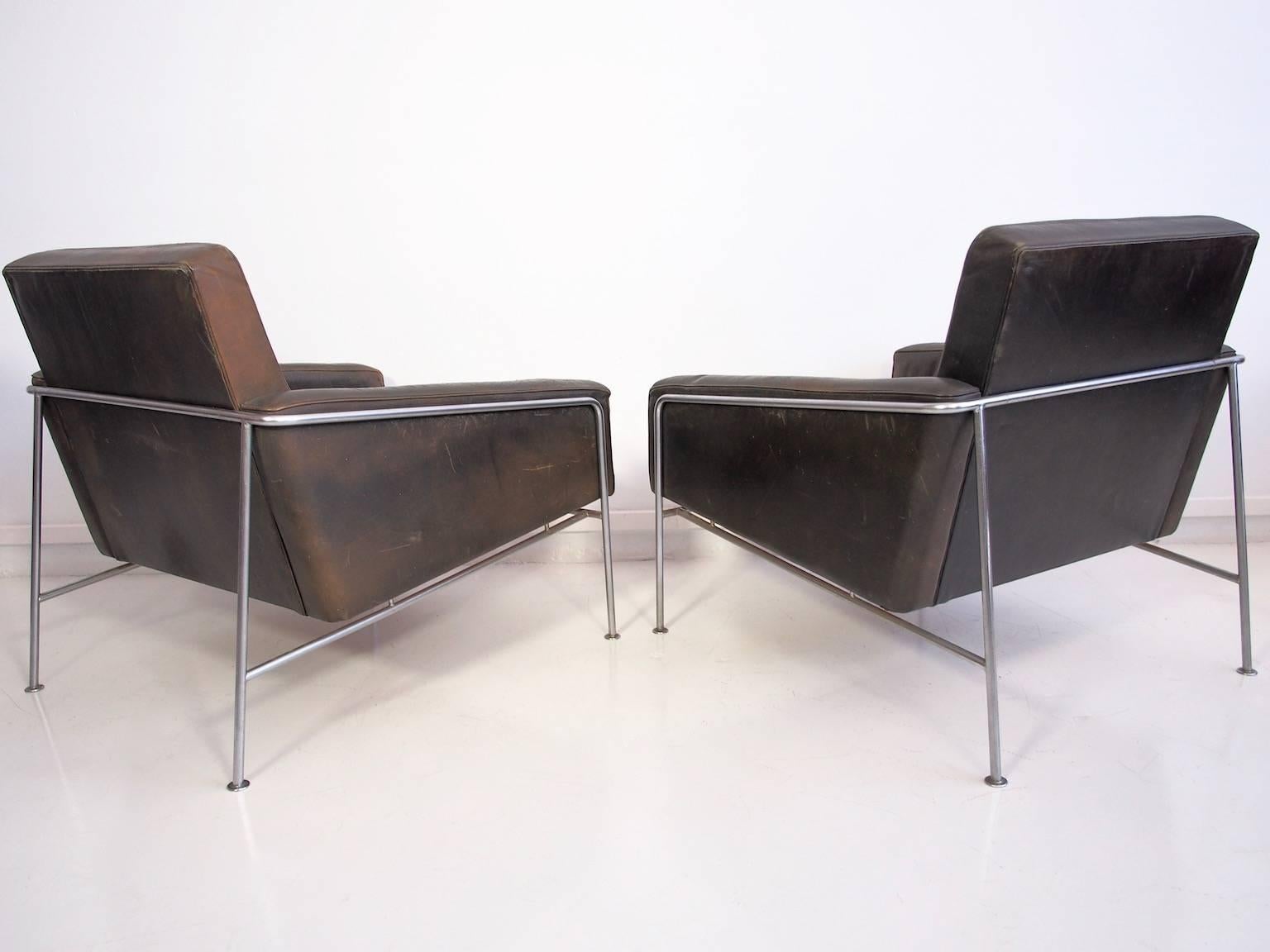 Pair of Vintage Model 3300 Lounge Chairs by Arne Jacobsen for Fritz Hansen 1