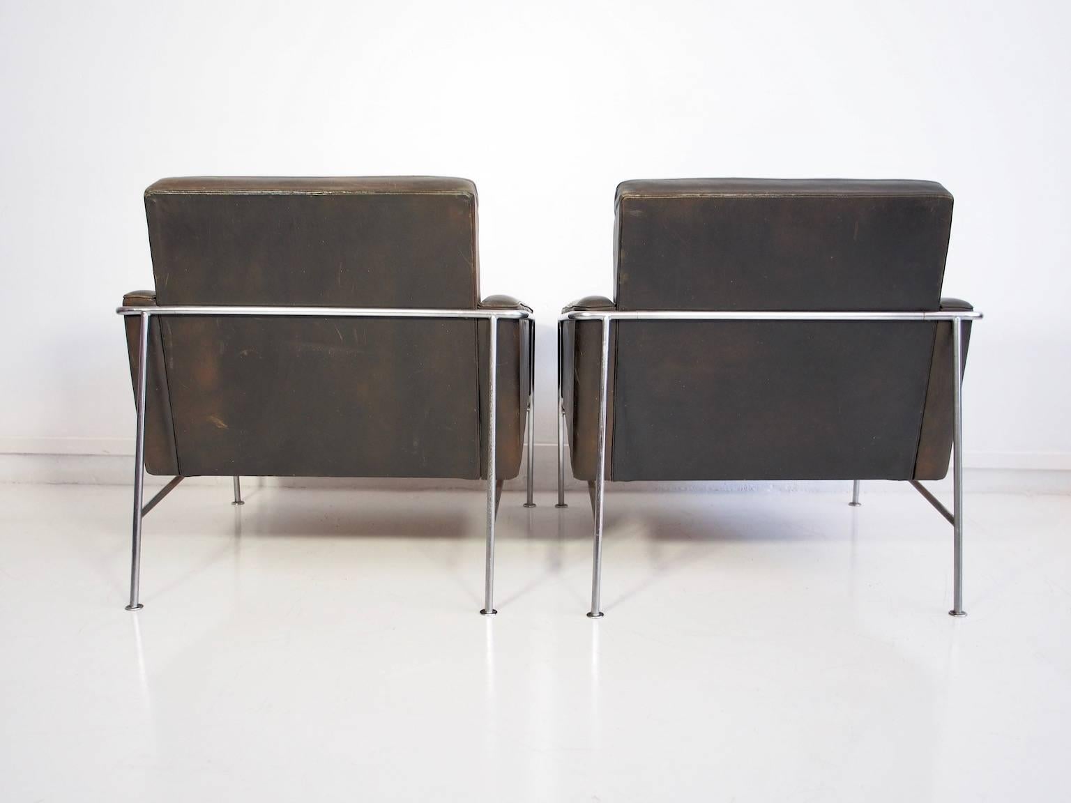 Pair of Vintage Model 3300 Lounge Chairs by Arne Jacobsen for Fritz Hansen 2