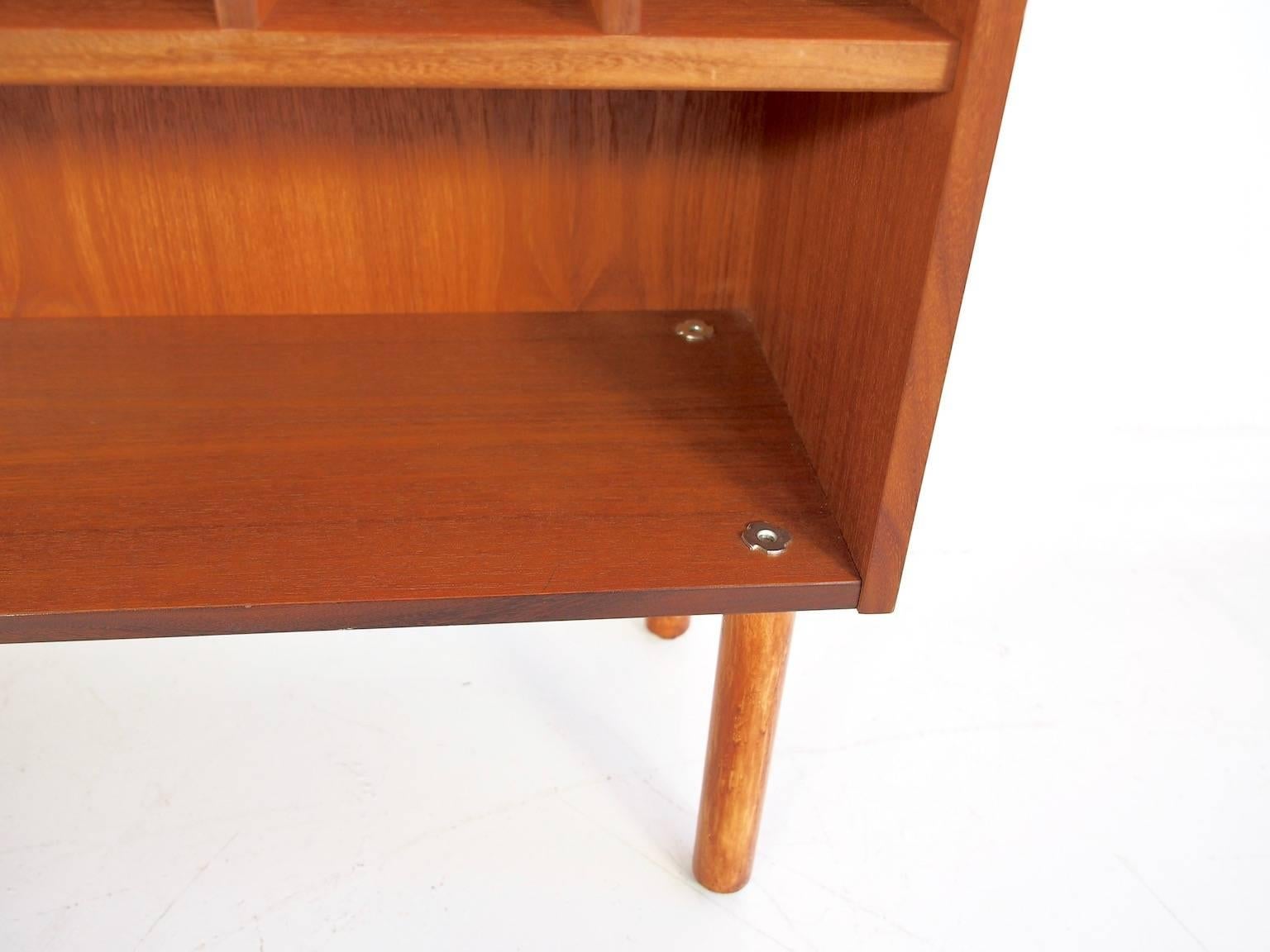 Scandinavian Modern Teak Shelving Unit with Drawers In Good Condition In Madrid, ES