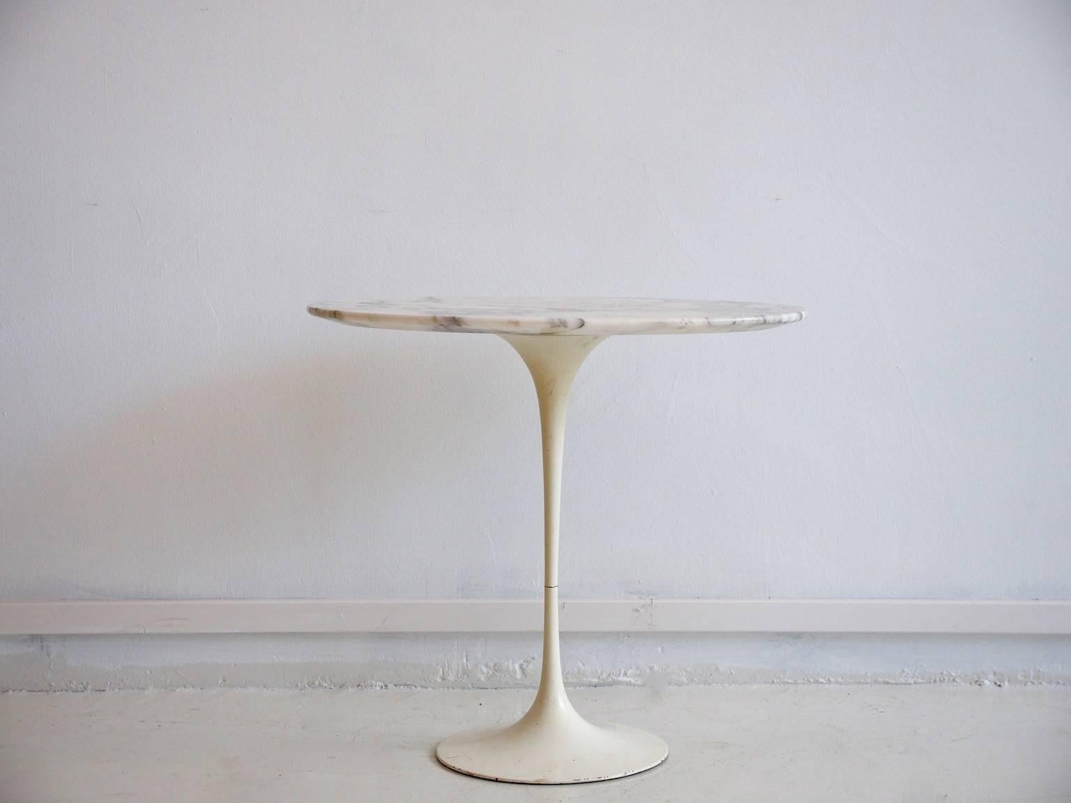 Eero Saarinen Tulip side table, for Nordiska Kompaniet. Manufactured in Sweden by Nordiska Kompaniet under Knoll International license. Oval slab of marble on white painted aluminum foil, labeled.