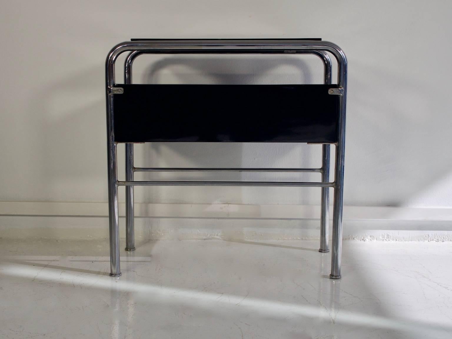 Small Bauhaus Side Table In Good Condition In Madrid, ES