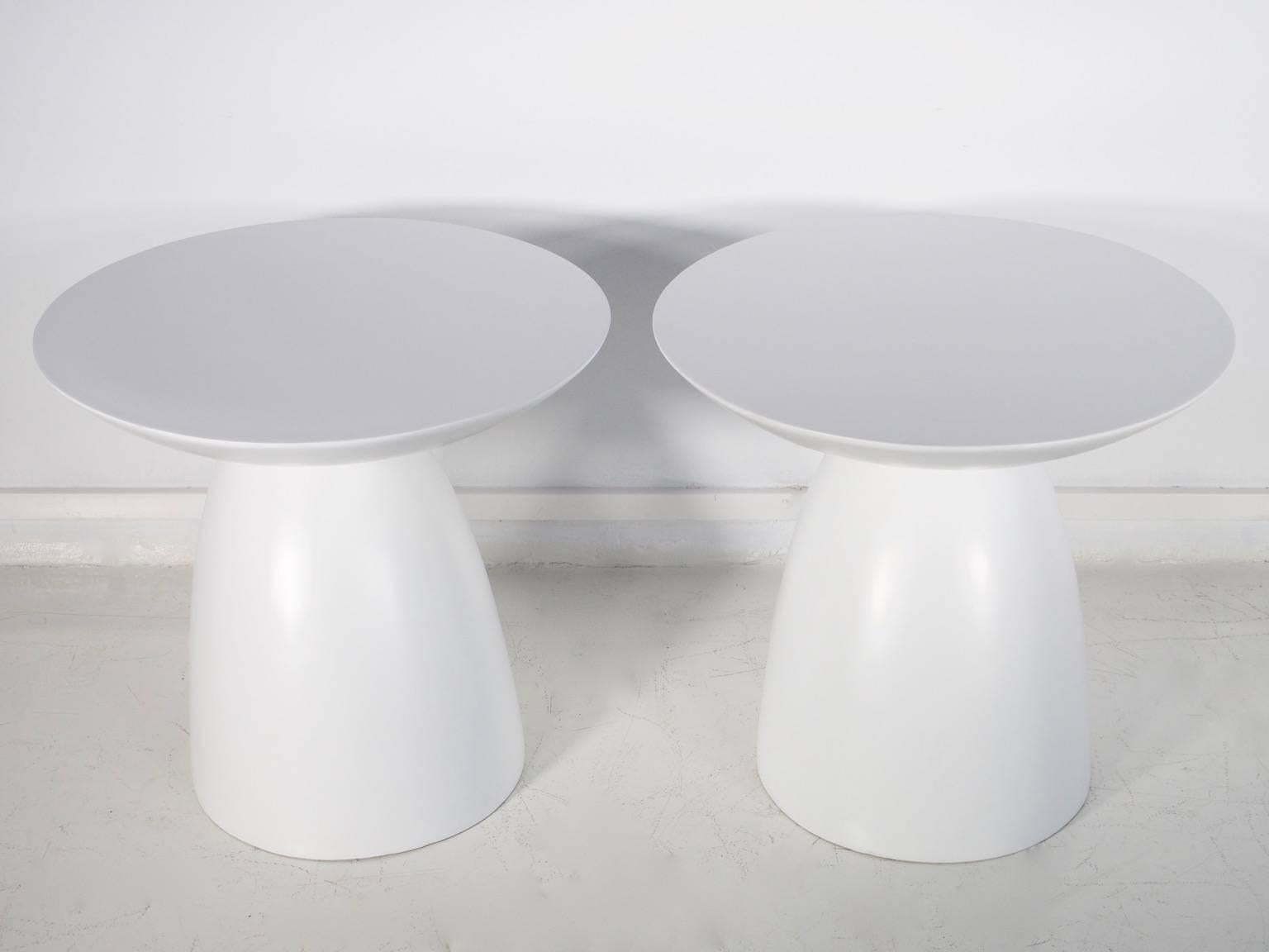 Pair of Round White Fiberglass Side Tables in the Style of Wendell Castle In Excellent Condition In Madrid, ES