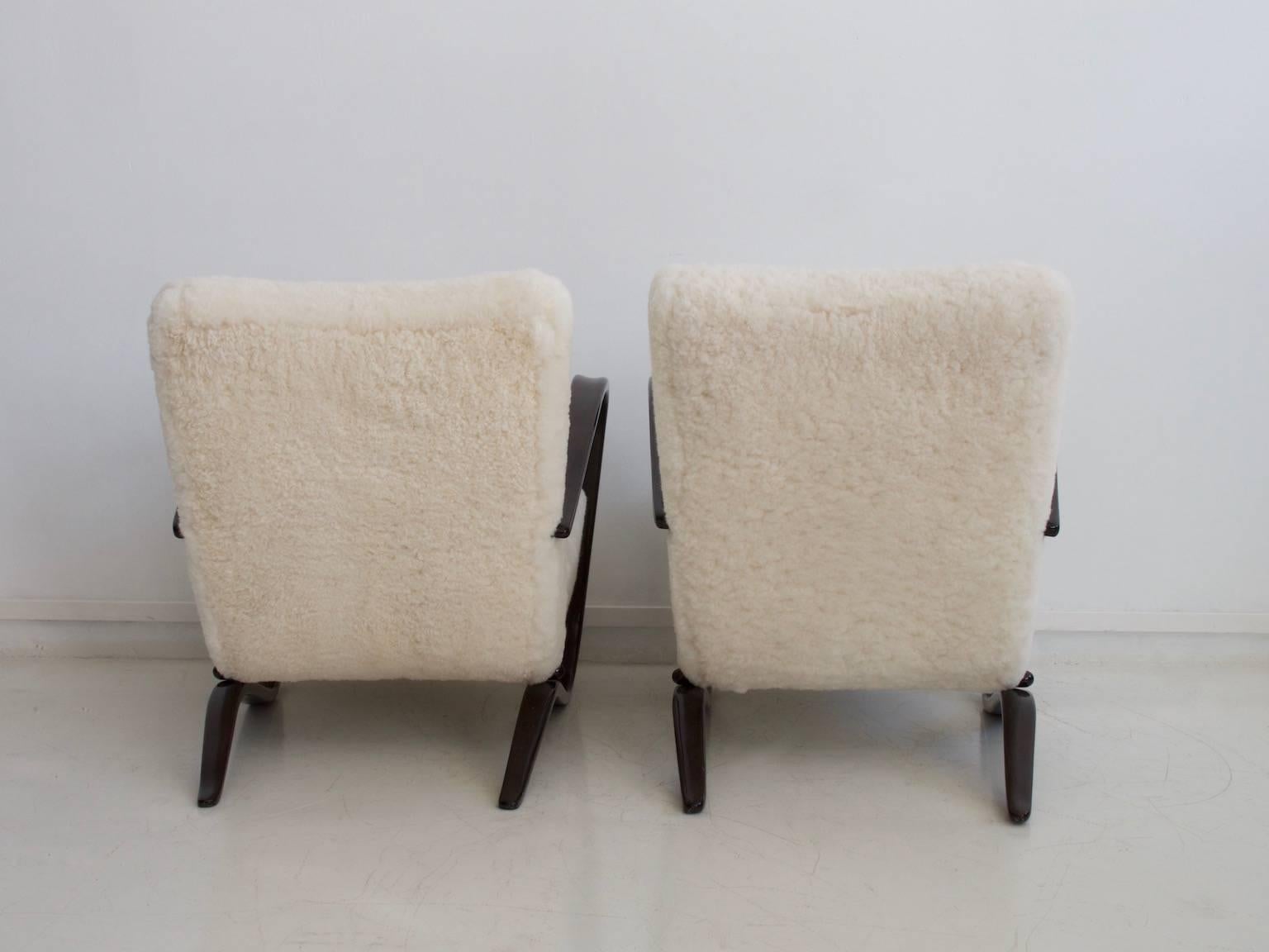 Mid-Century Modern Pair of Jindrich Halabala Bentwood Armchairs Kreslo H269 with White Sheepskin