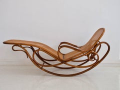 Thonet Chaise Longue a dondolo in legno e rattan Modello 7500