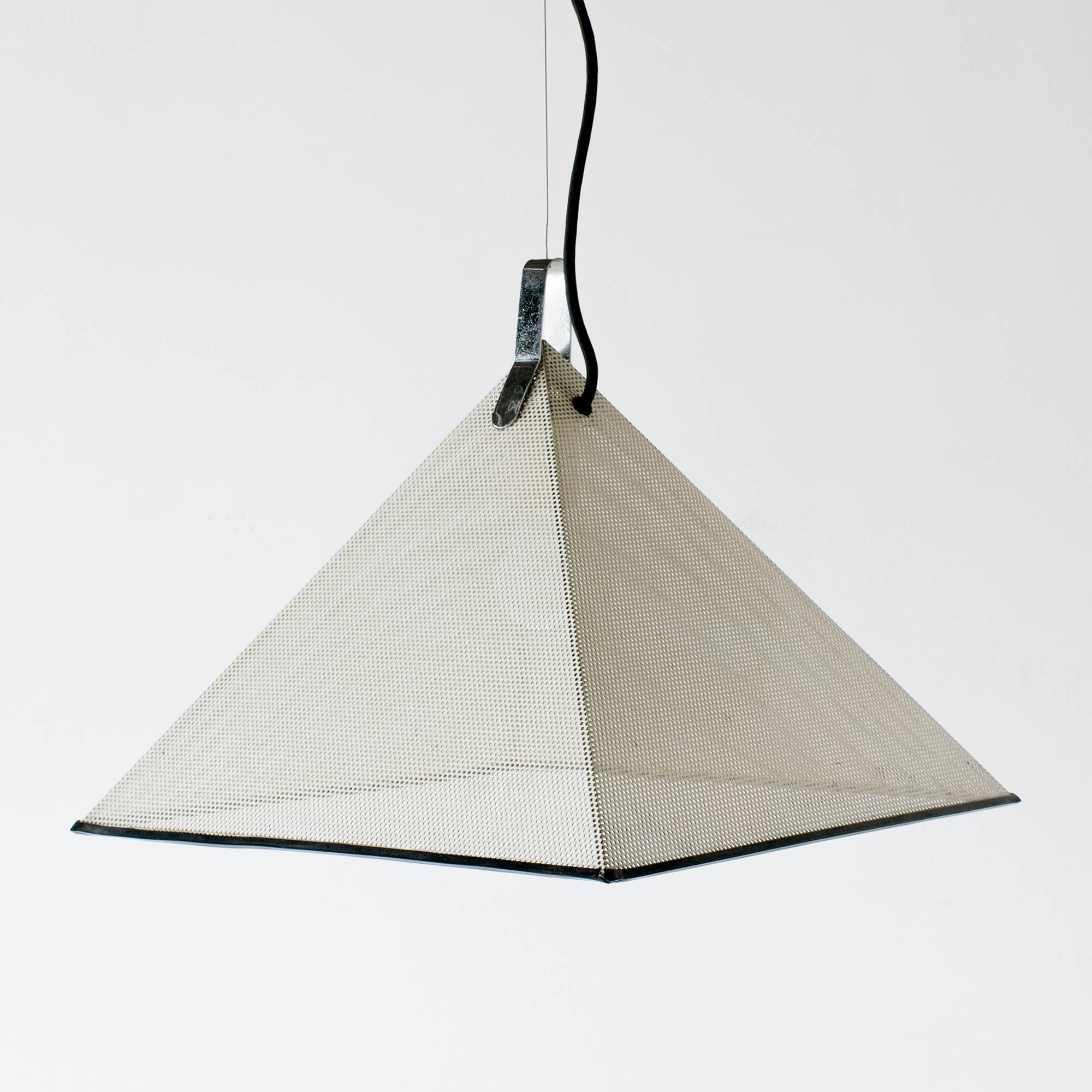 Trimesh pendant lamp designed by Shohei Mihara for Yamagiwa.
Shade is white. Punching metal shade can be able to pass the light beam.
