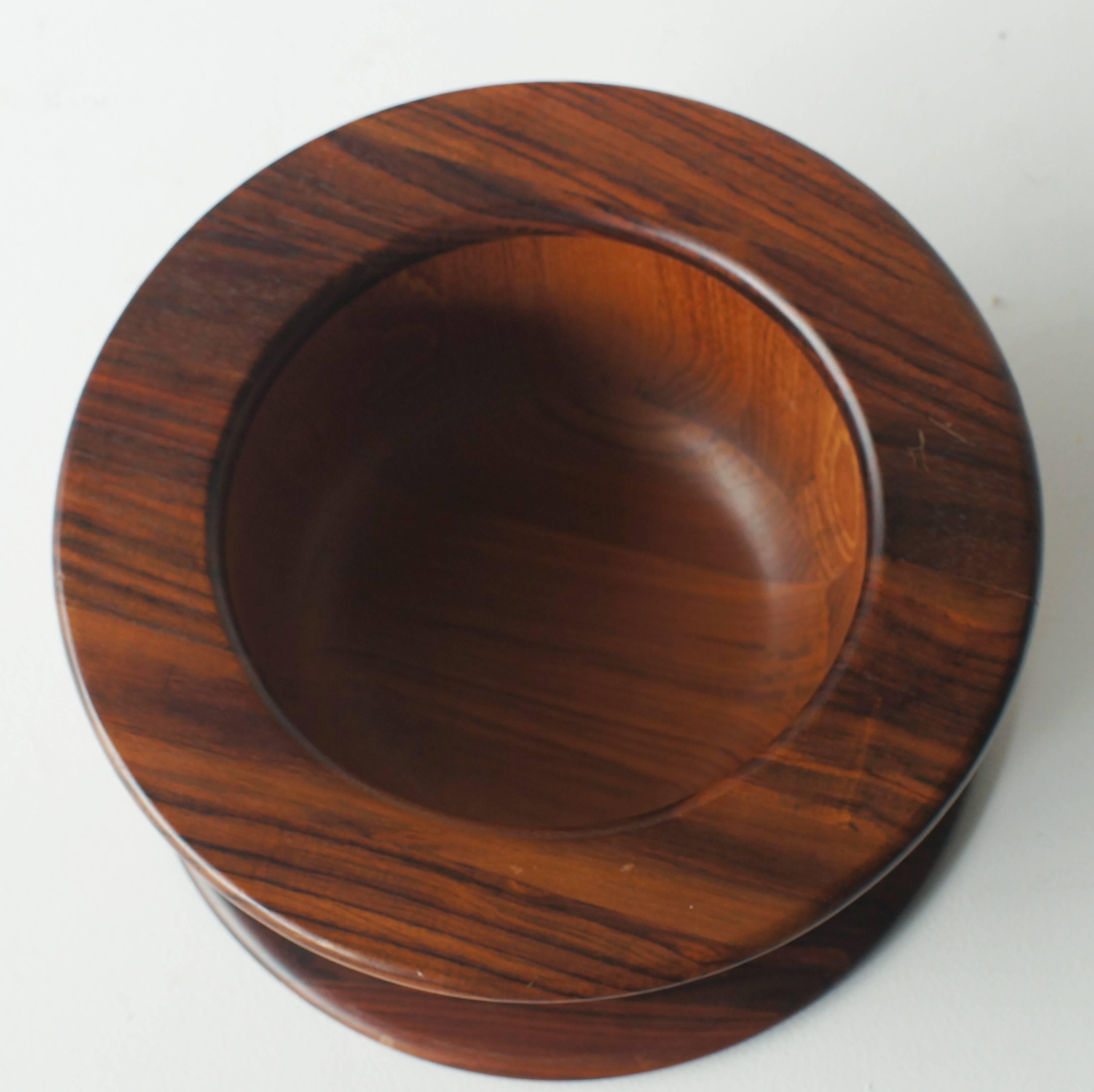 Wooden bowl by Ettore Sottsass for Malay. This bowl was produced in the late 1980s in Japan. Malay was the brand that produced small pieces like bowls or vases of Sottsass and Shiro Kuramata in Japan.