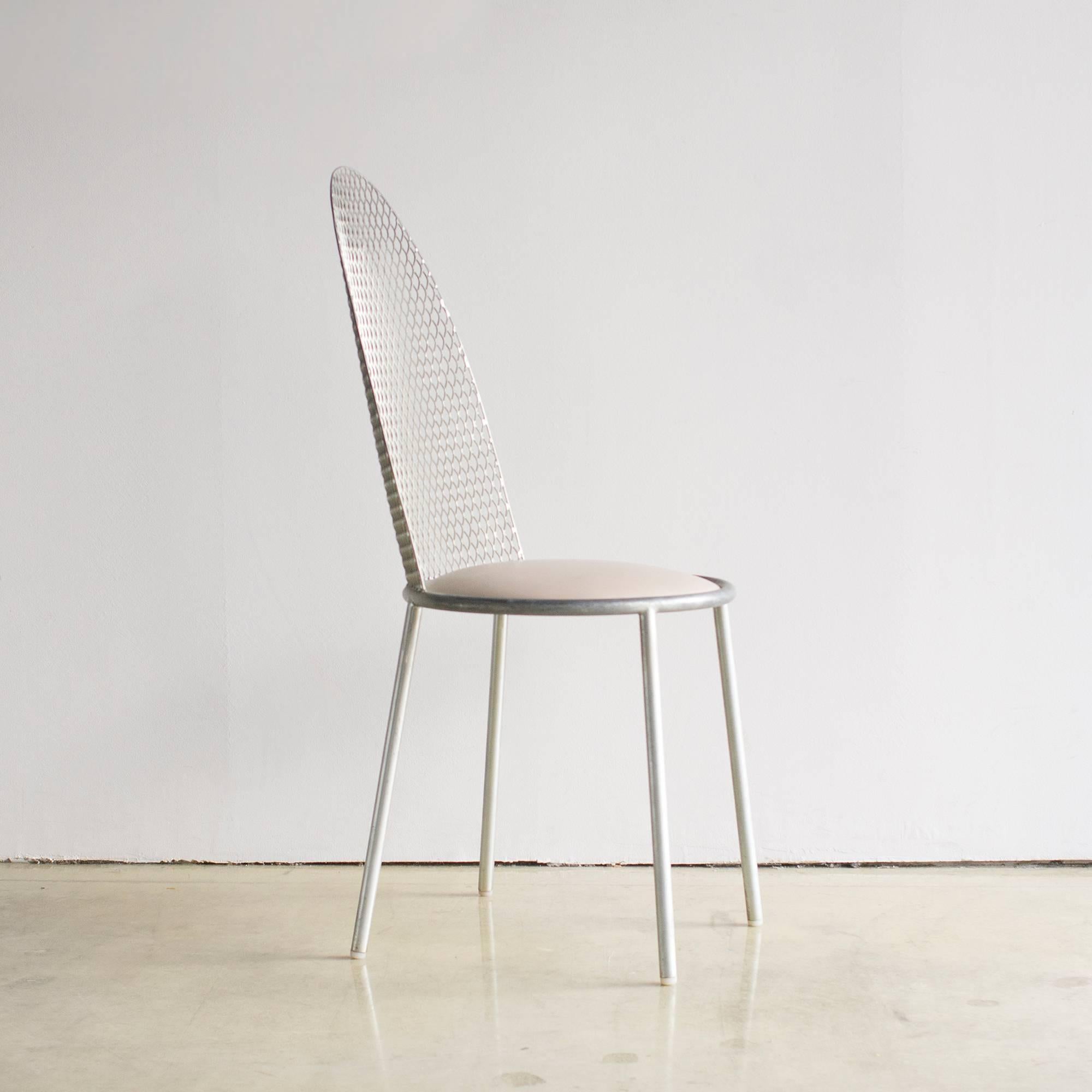 HAL2 Stuhl, entworfen von Shiro Kuramata für Cassina Inderdecor im Jahr 1987.
Sitz aus Vinyl und Rückenlehne aus Streckmetall.