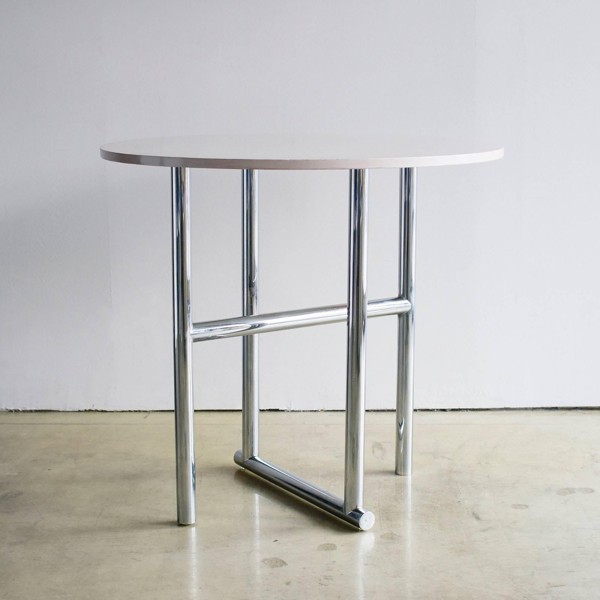 Table HAL1 conçue par Shiro Kuramata pour Cassina Interdecor en 1988. Pieds en acier unique et panneau de brin orienté peint en blanc.