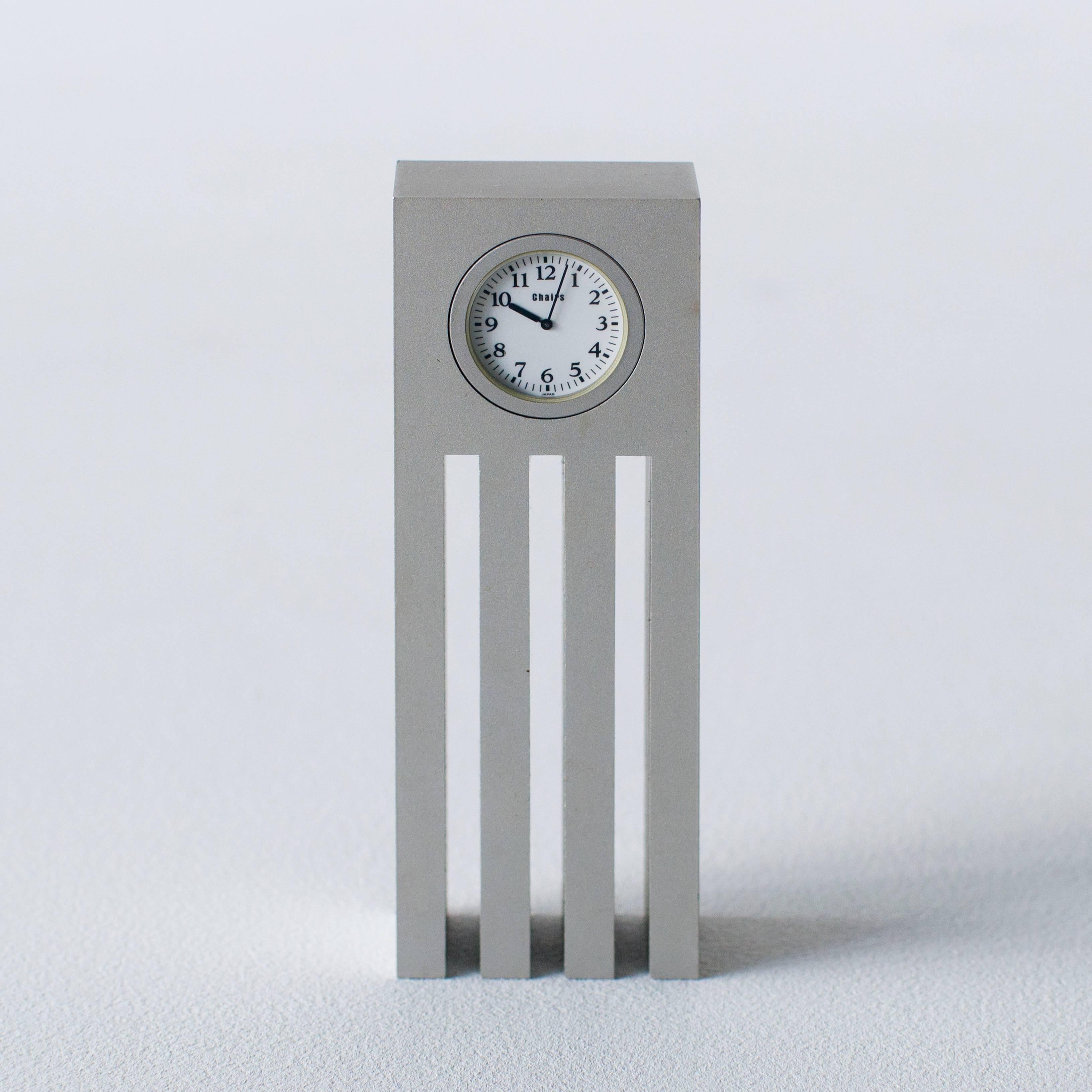Dear Vera table clock designed by Shigeru Uchida. This table clock is famous as Alessi product. But this model is what his studio released. There is logo 