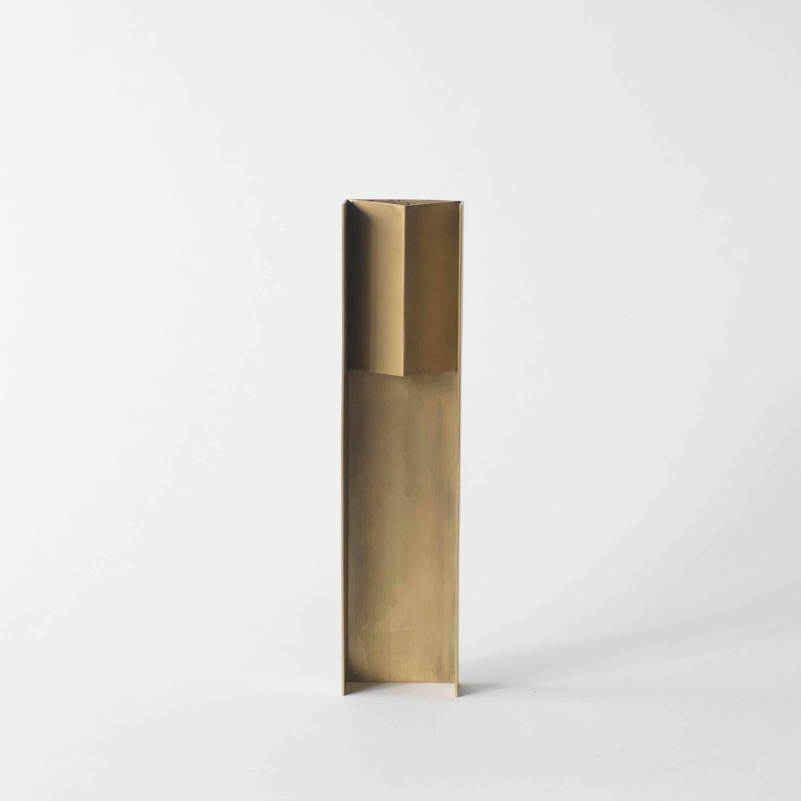 This is the vase for dried flowers created by new concept. This unique shape object is for dried flower. Flower is into the upper space between the brass plates. Made by brass.