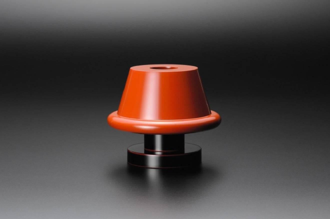 Senape flower vase designed by Ettore Sottsass for Marutomi. This model is limited Japanese urushi lacquer model.
Japanese traditional urushi pigment is made from natural urushi tree, which has about 9,000 years history.
These two colors of dark