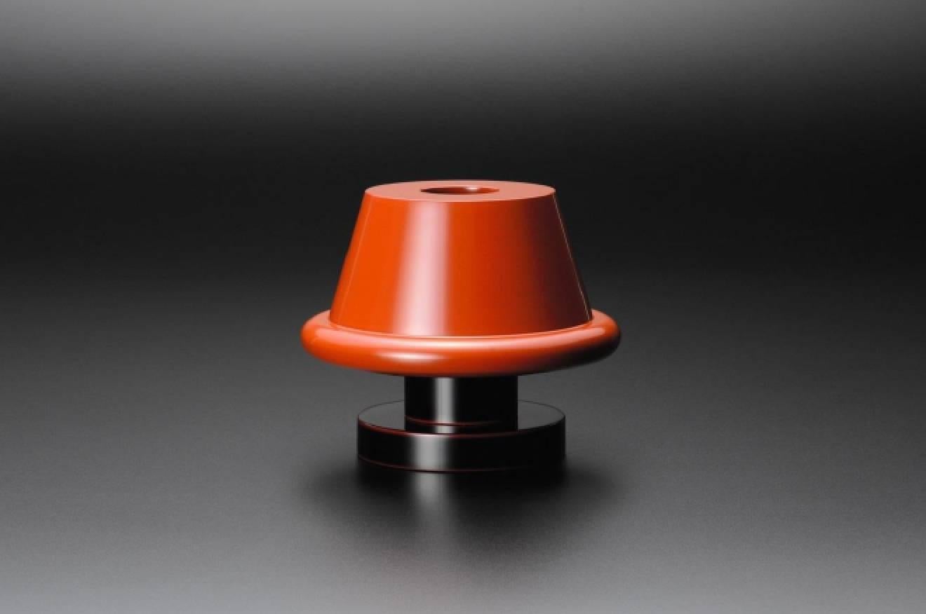 Blumenvase Senape, entworfen von Ettore Sottsass für Marutomi. Dieses Modell ist ein limitiertes japanisches Urushi-Lackmodell.
Das traditionelle japanische Urushi-Pigment wird aus dem natürlichen Urushi-Baum hergestellt, der eine etwa 9.000 Jahre