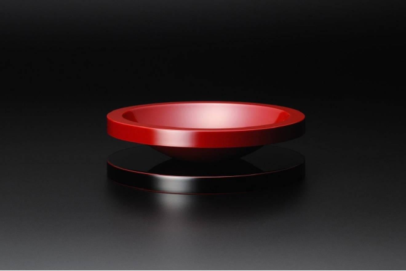 Basilico fruits tray designed by Ettore Sottsass for Marutomi. This model is limited Japanese urushi laquer model.
Japanese traditional urushi pigment is made from natural urushi tree, which has about 9,000 years history.
These two colors of dark