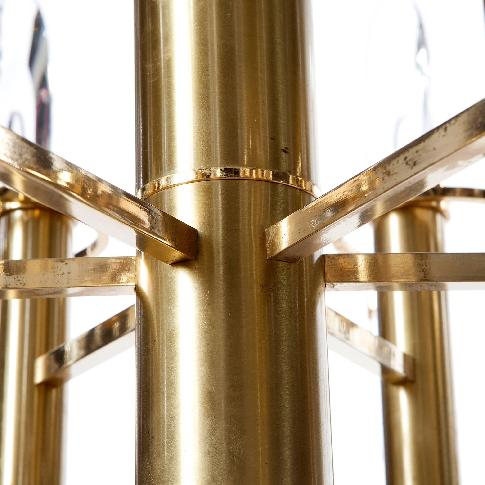 Klassischer Kronleuchter im Stil von Gaetano Sciolari mit charakteristischer Verwendung von Kristallglas und poliertem und vergoldetem Messing. Er fasst sechs Lampen und ist in gutem Zustand.  
Bitte beachten Sie, dass wir weitere ähnliche/passende