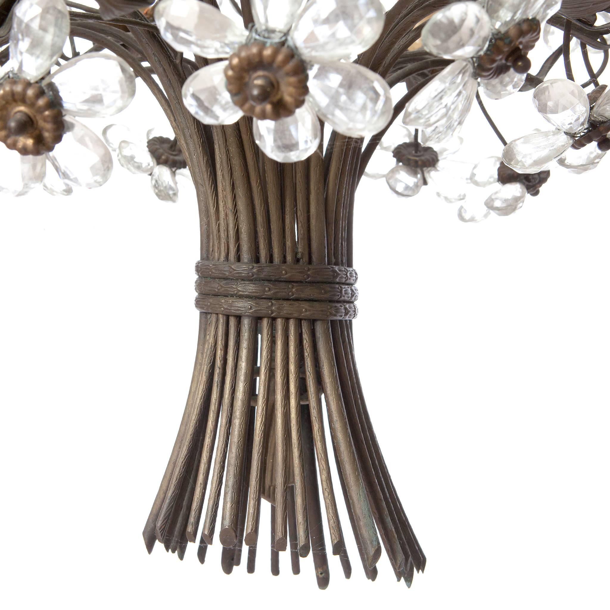 Francese Maison Baguès, lampadario a sei luci in bronzo e fiori di cristallo degli anni '20 in vendita