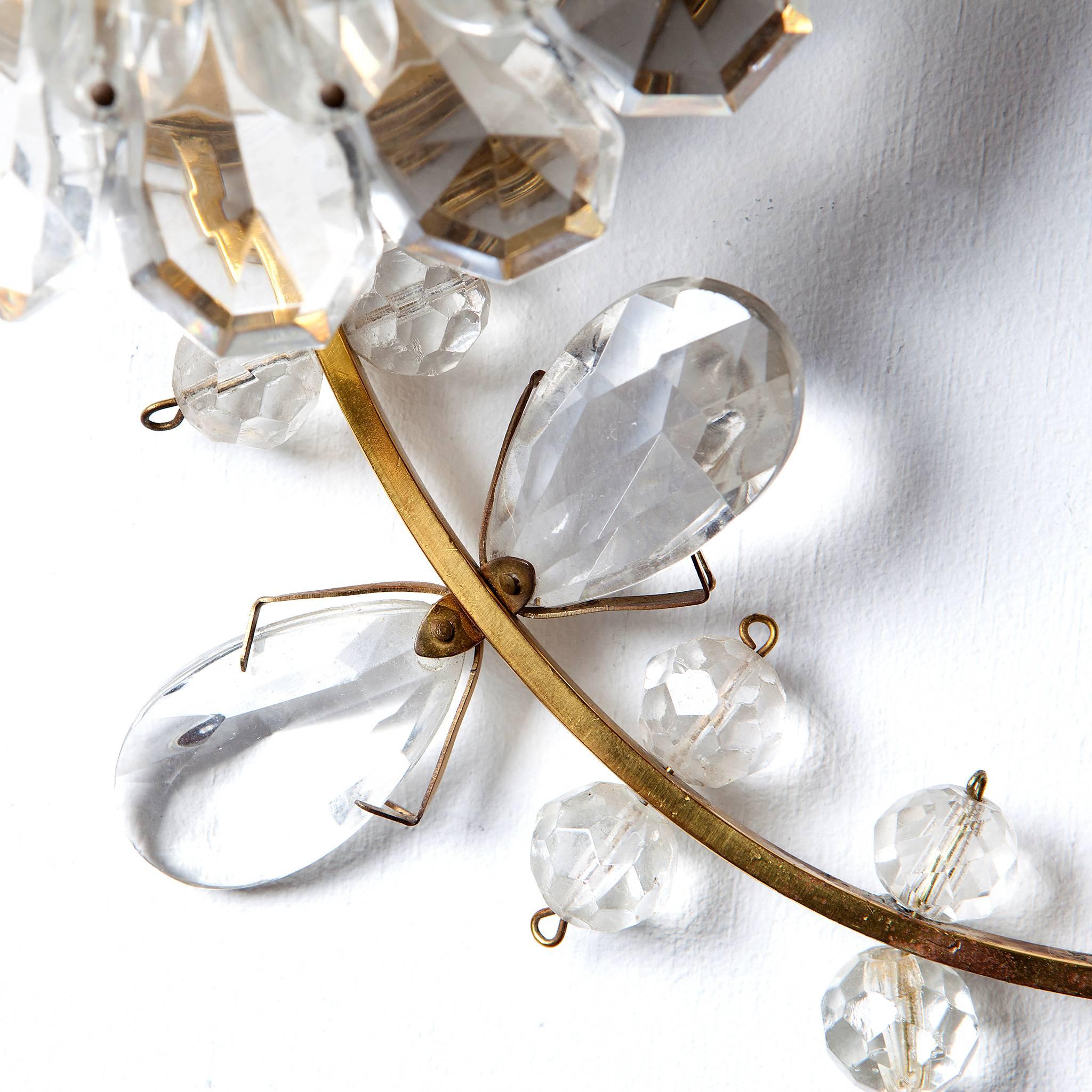 20ième siècle Appliques à une lumière en laiton doré et verre de cristal des années 1950 en vente