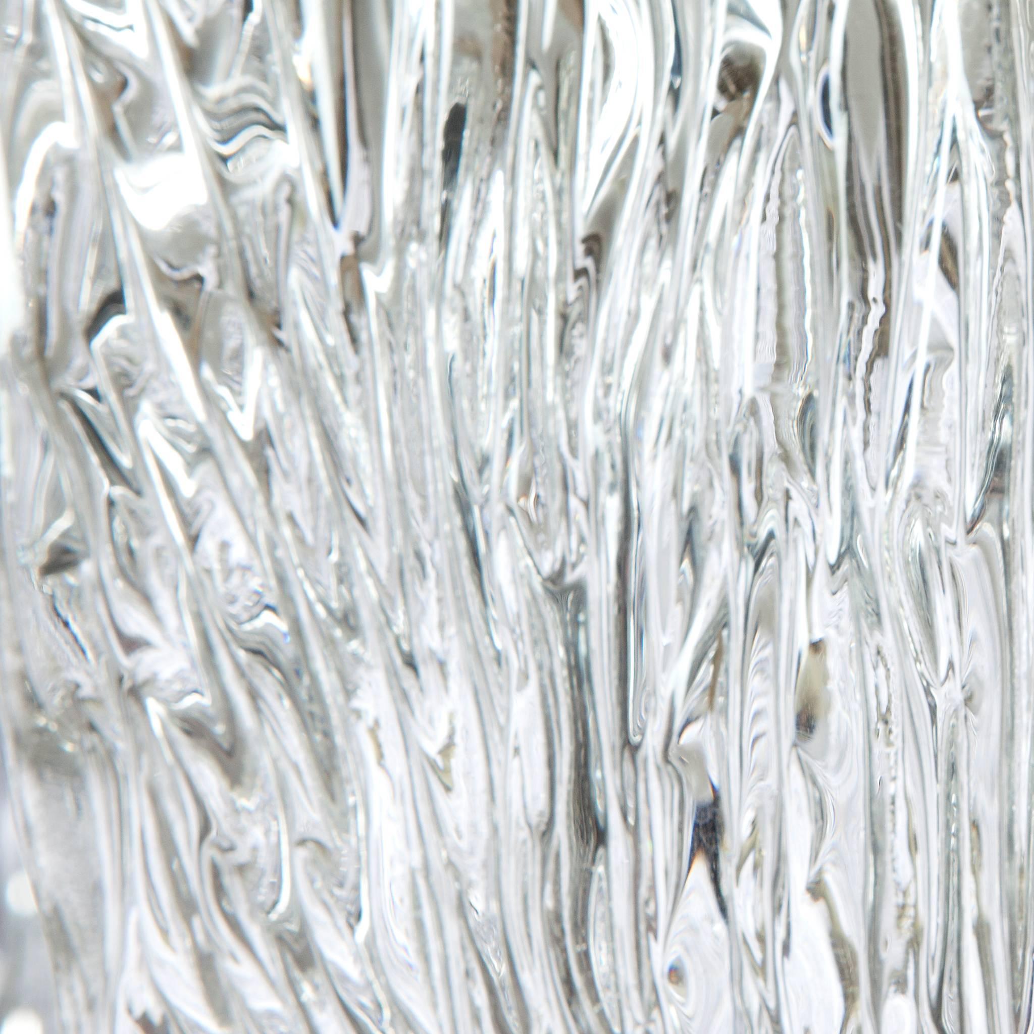 Elegant lustre Kalmar à dix lumières. Magnifique verre pressé et laiton, années 1950, Autriche.