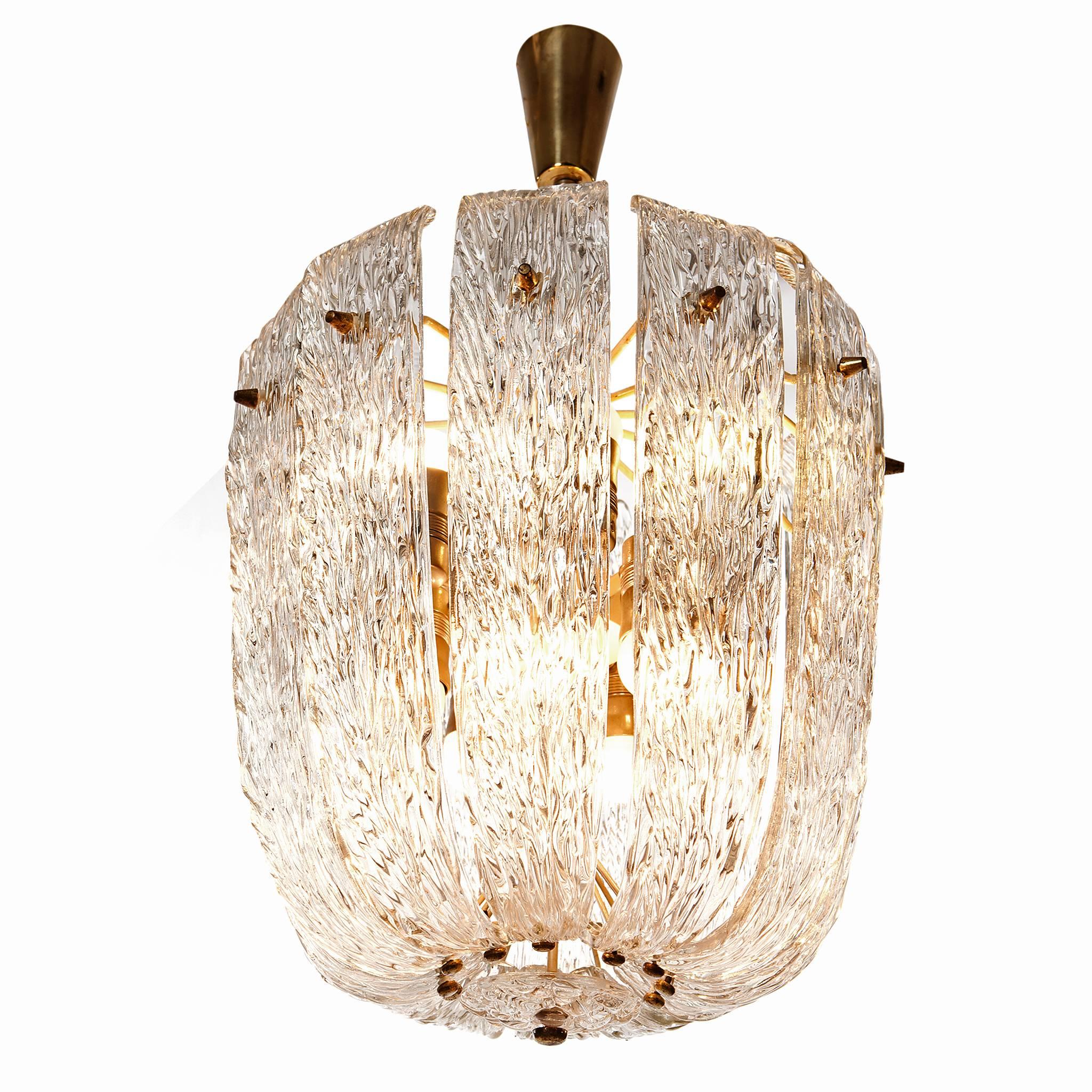 Lampadario a dieci luci in ottone e vetro pressato Kalmar del 1950, Austria