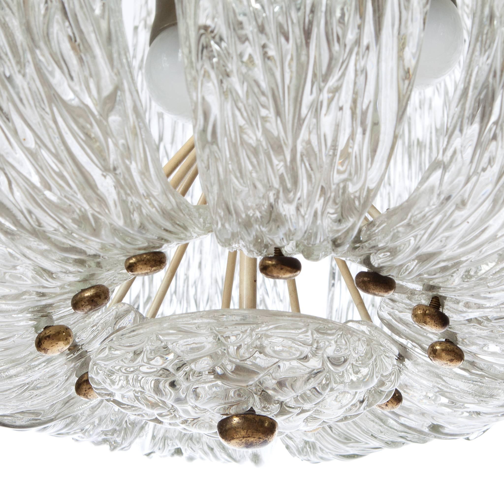 Autrichien Lustre à dix lumières en laiton et verre pressé, Autriche, années 1950, Kalmar Lighting en vente