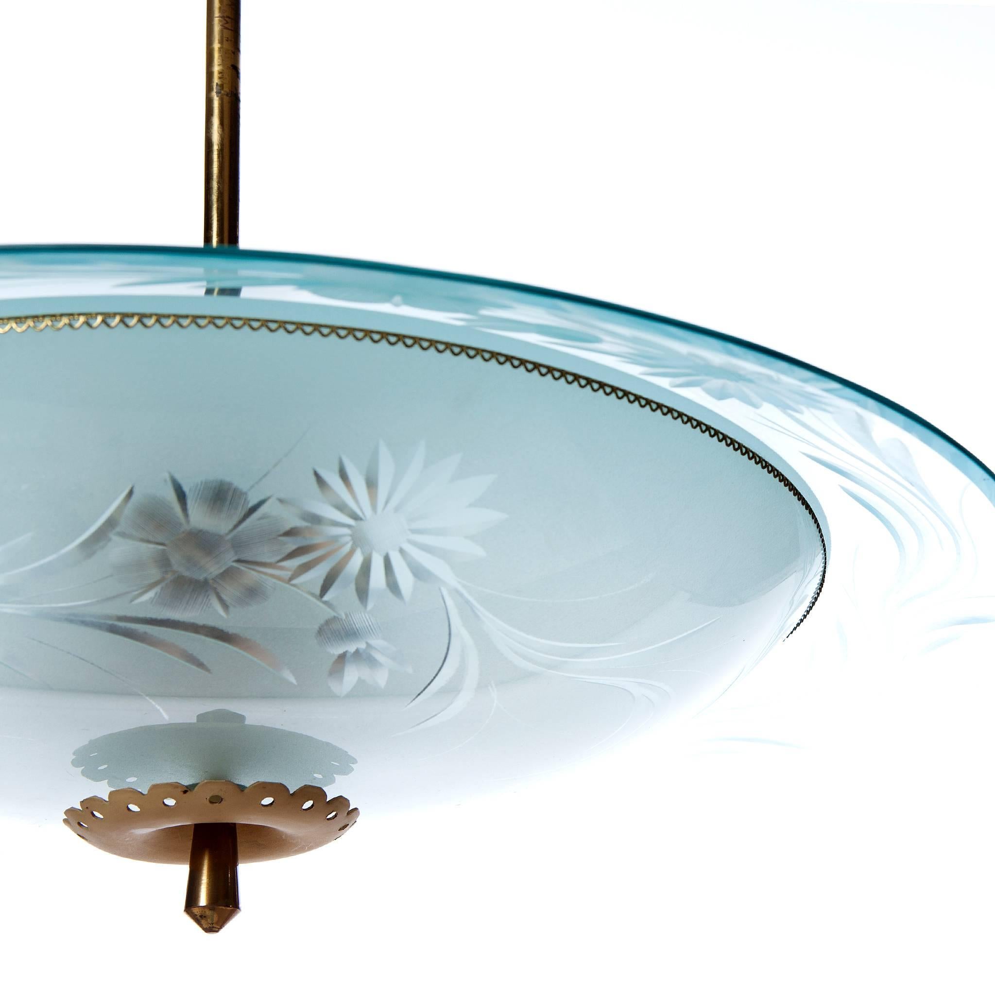 Eleganter Anhänger aus den 1940er Jahren aus gebogenem Glas mit floralen Motiven. Er fasst sechs Lampen und ist in ausgezeichnetem Zustand.