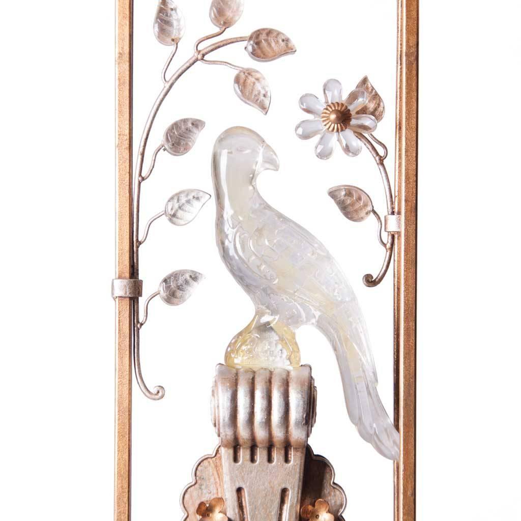 Français Lampe de bureau perroquet en métal doré et cristal dans le style de la Maison Bagus en vente