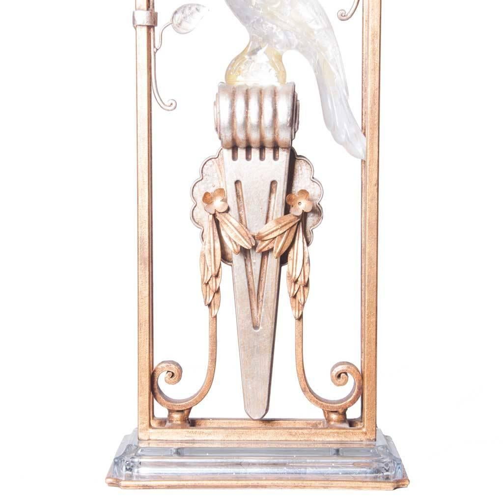 Mid-Century Modern Lampe de bureau perroquet en métal doré et cristal dans le style de la Maison Bagus en vente